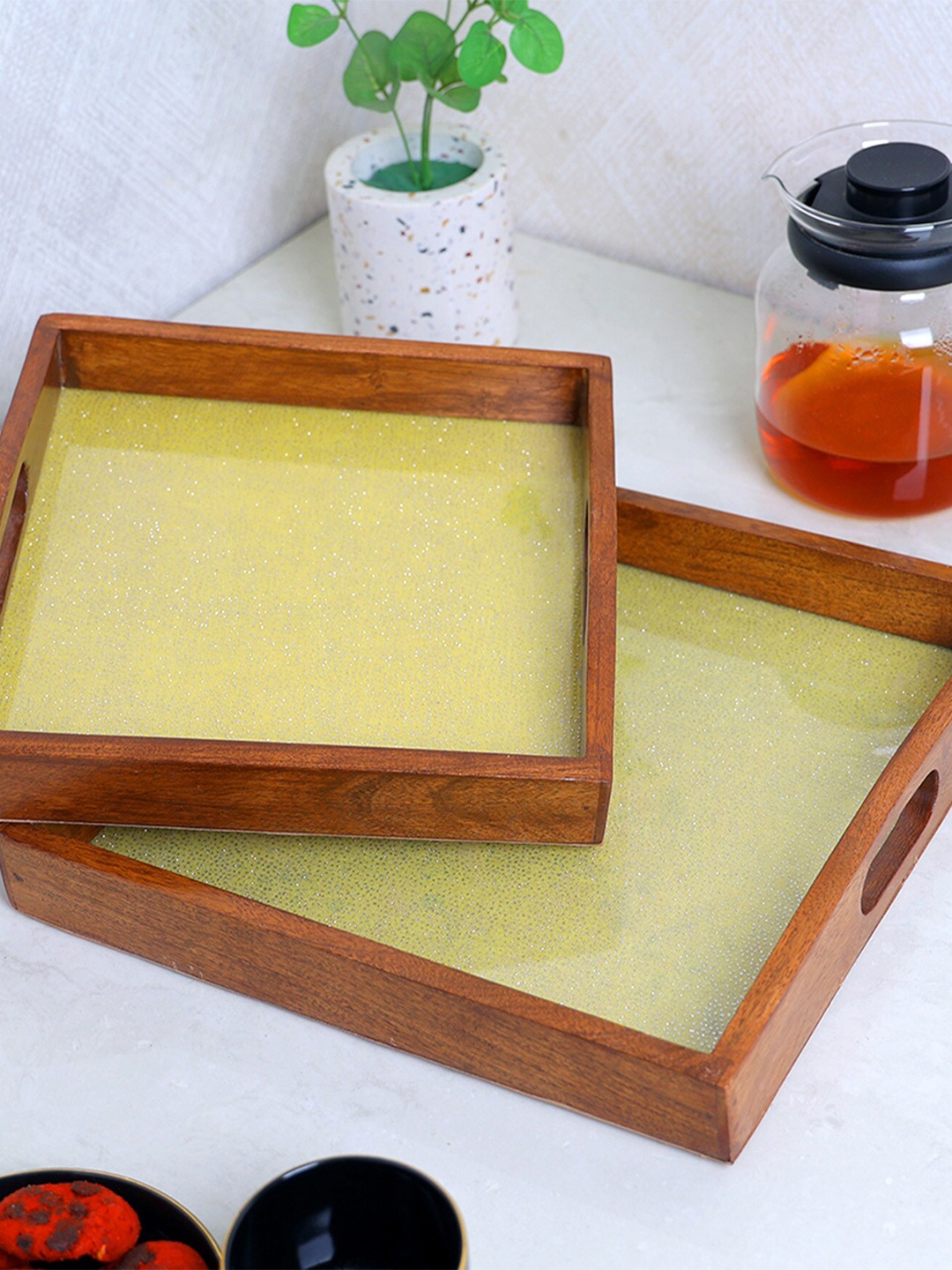

POSH-N-PLUSH Yellow 2 Pieces Wooden Serving Trays