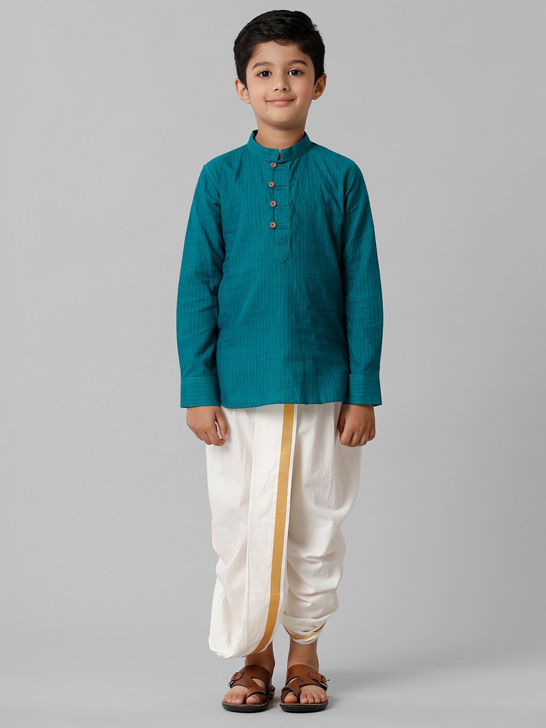 

Ramraj Boys Mandarin Collar Kurta & Panchakacham With Angavastram, Green