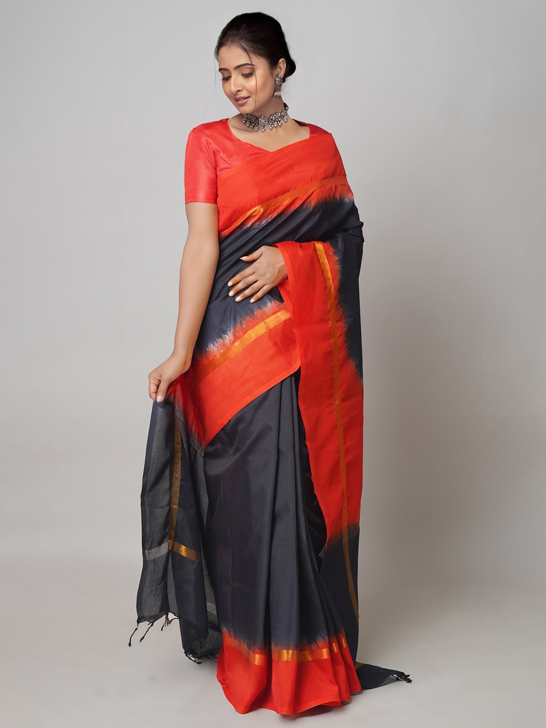 

Unnati Silks Black & Red Colourblocked Silk Blend Handloom Mangalagiri Saree