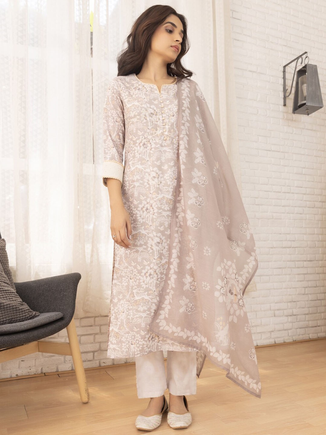 

Ishin Floral Printed Beads & Stones Regular Kurta With Trousers & Dupatta, Peach