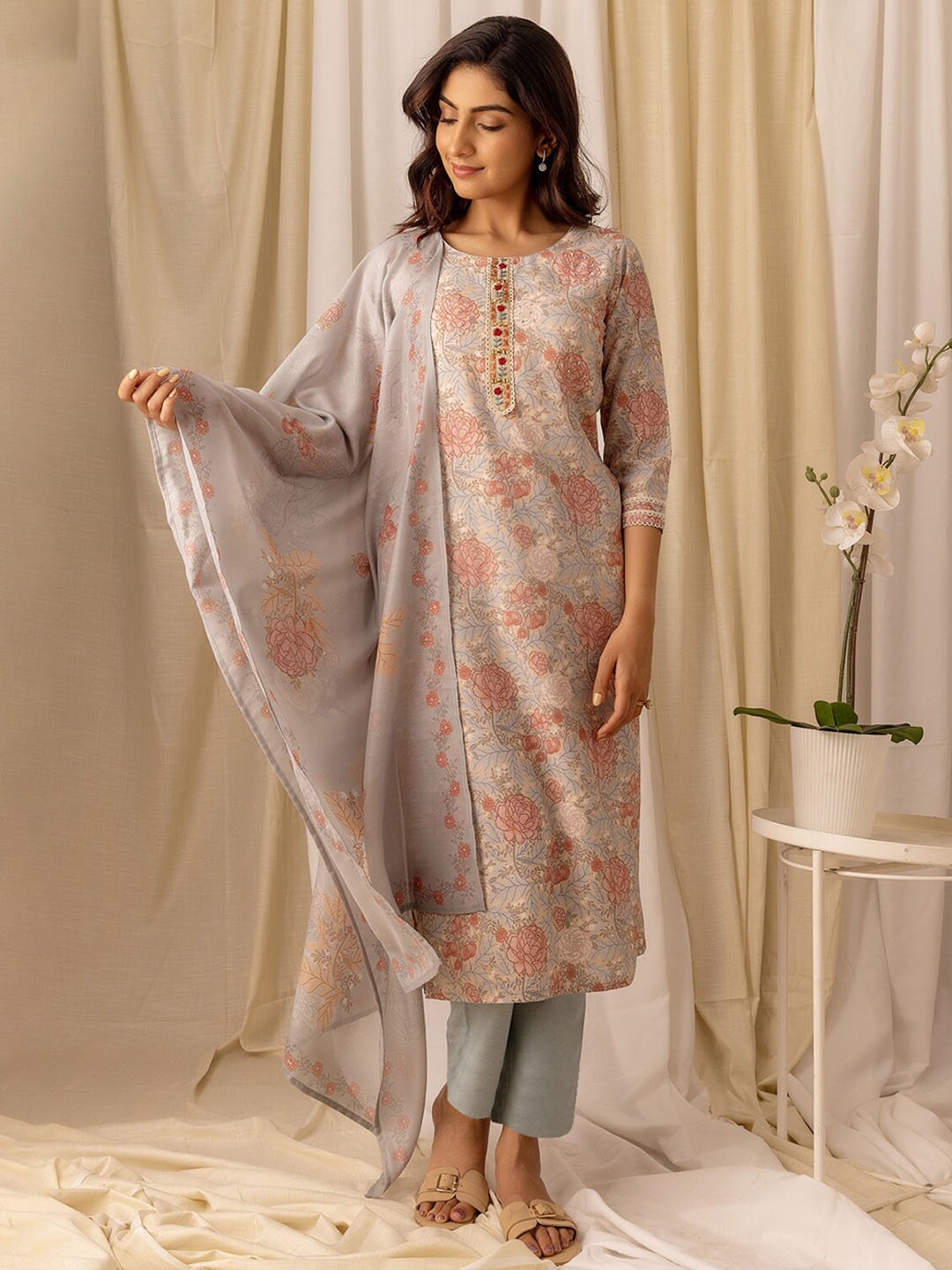 

Ishin Grey Floral Printed Beads & Stones Straight Kurta & Trousers With Dupatta