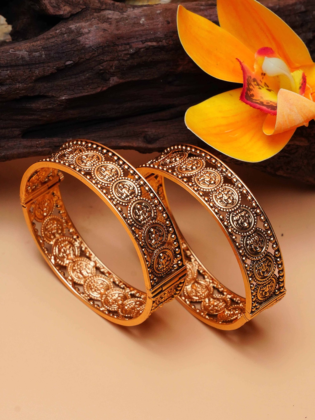 

GRIIHAM Premium Set Of 2 Gold-Plated Coin-Textured Bangles