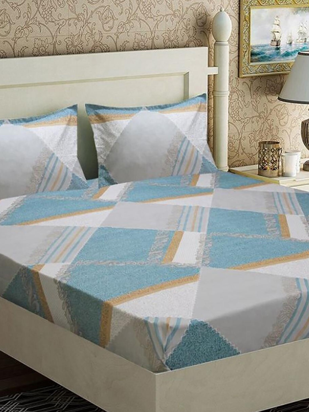 

HOMETALES Grey & White Geometric Microfiber 128 TC Queen Bedsheet with 2 Pillow Covers