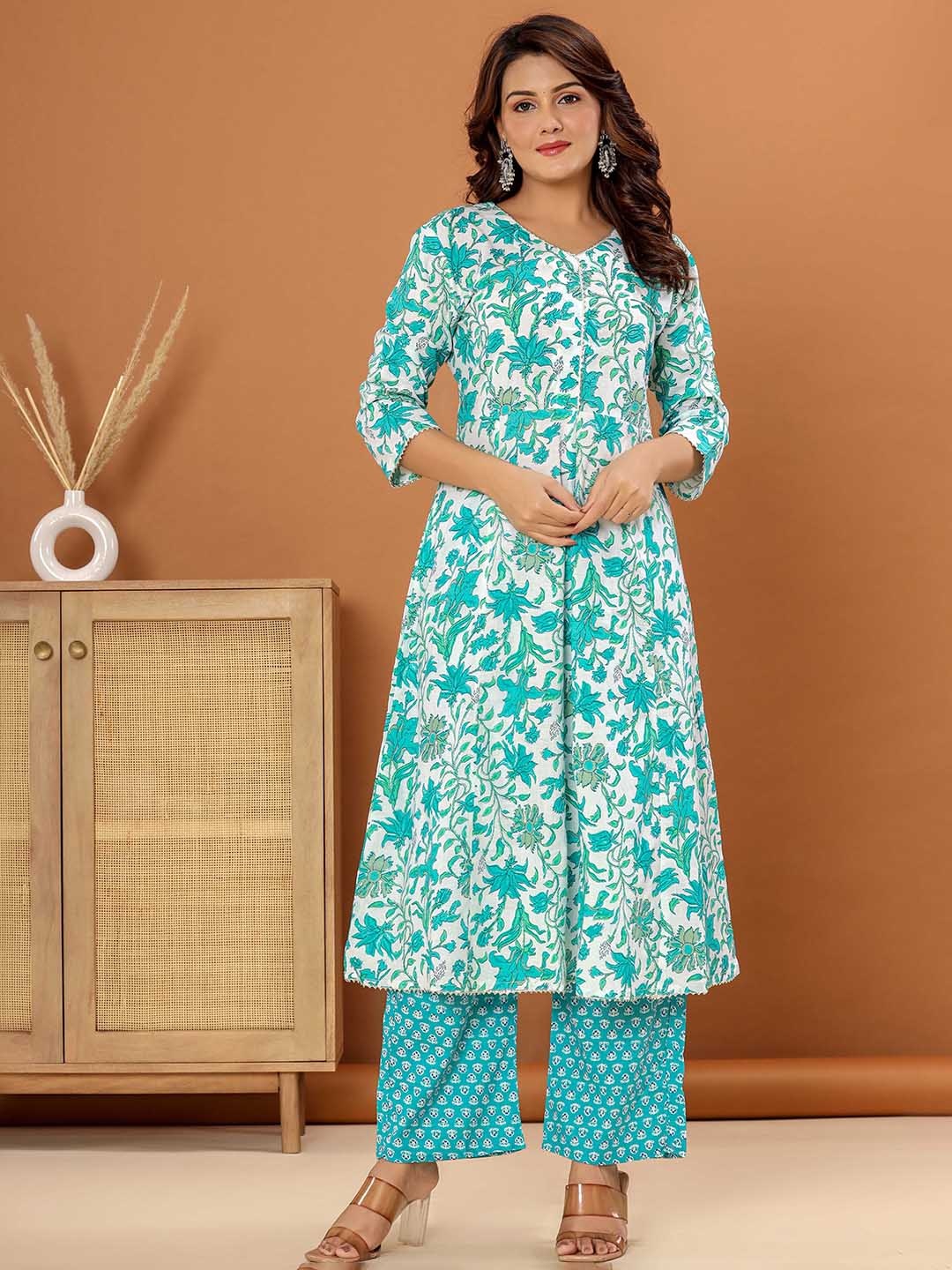 

R RANAK CREATION Floral Printed Gotta Patti Pure Cotton Kurta with Palazzos, Green