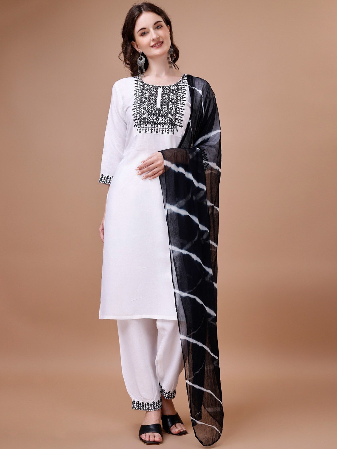 

WORIVOC Ethnic Motifs Embroidered Regular Straight Kurta & Trousers With Dupatta, White