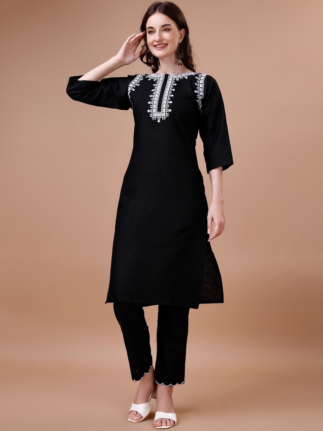 

WORIVOC Ethnic Motifs Embroidered Regular Straight Kurta & Trousers, Black