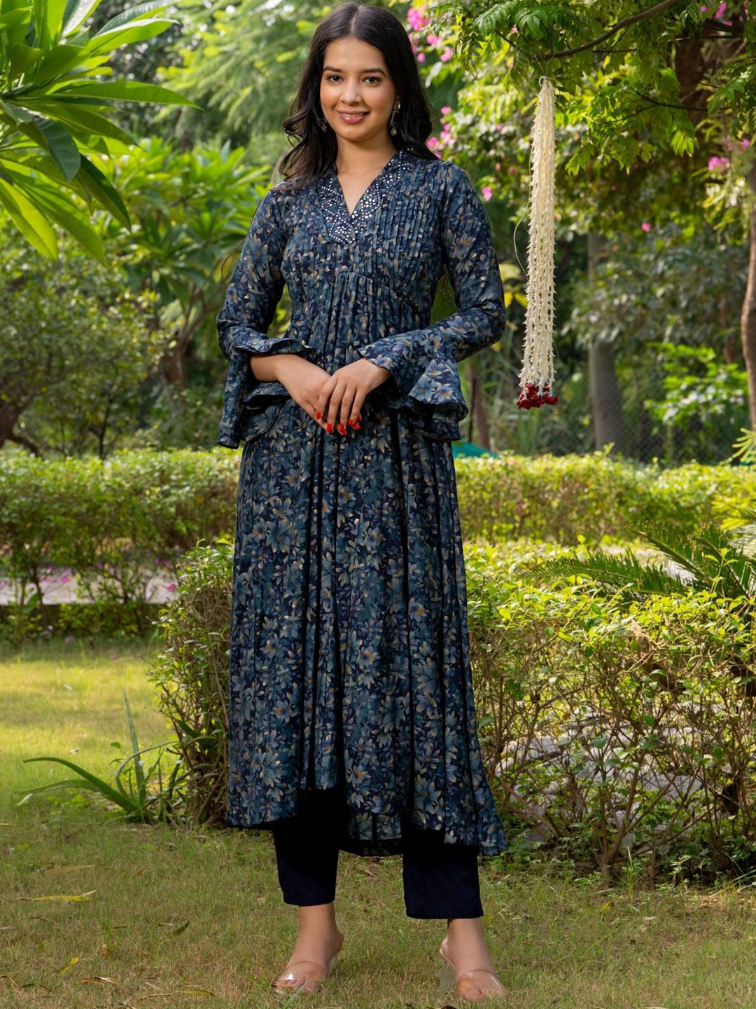 

HOUSE OF JAMOTI Abstract Printed V-Neck Chanderi Silk Anarkali Kurta With Trousers, Blue