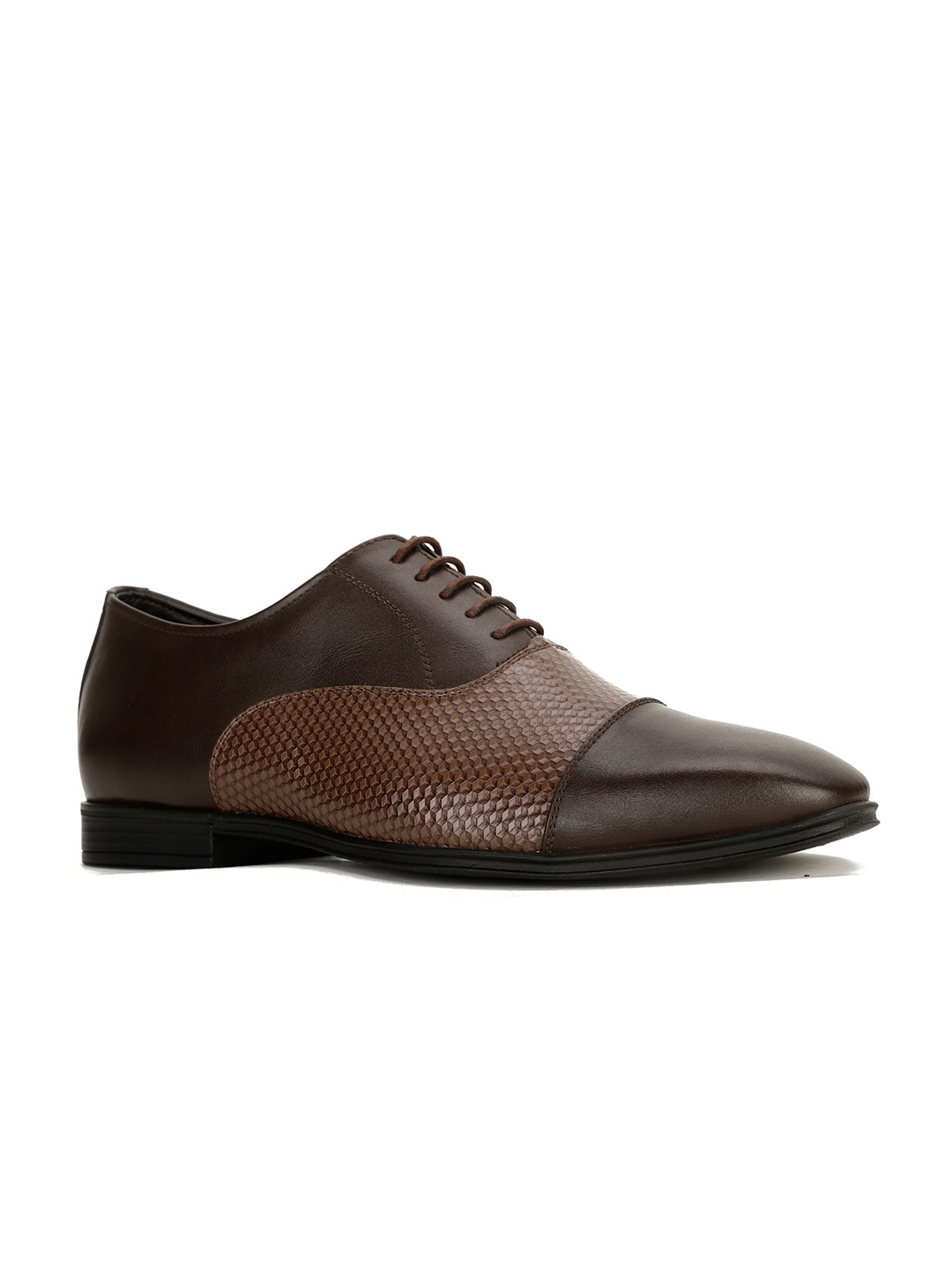 

Bata Men Textured Formal Oxfords, Brown