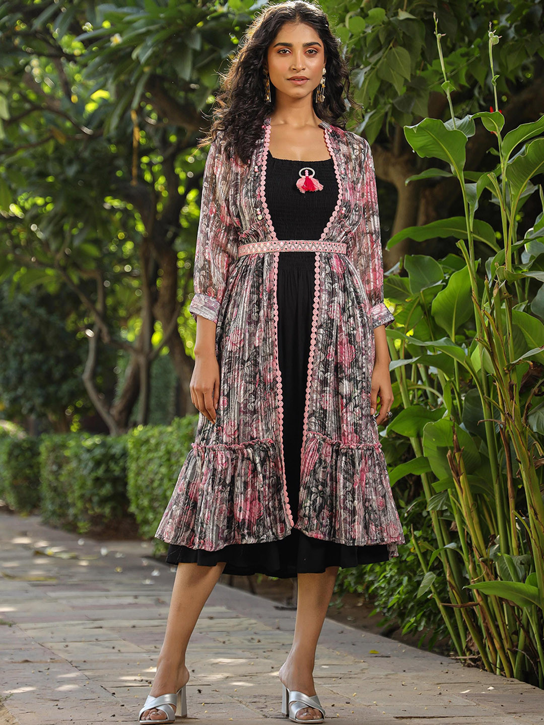 

SCAKHI Floral Printed Smoking Cuffed Sleeves Ethnic Dress With Shrug And Belt, Pink