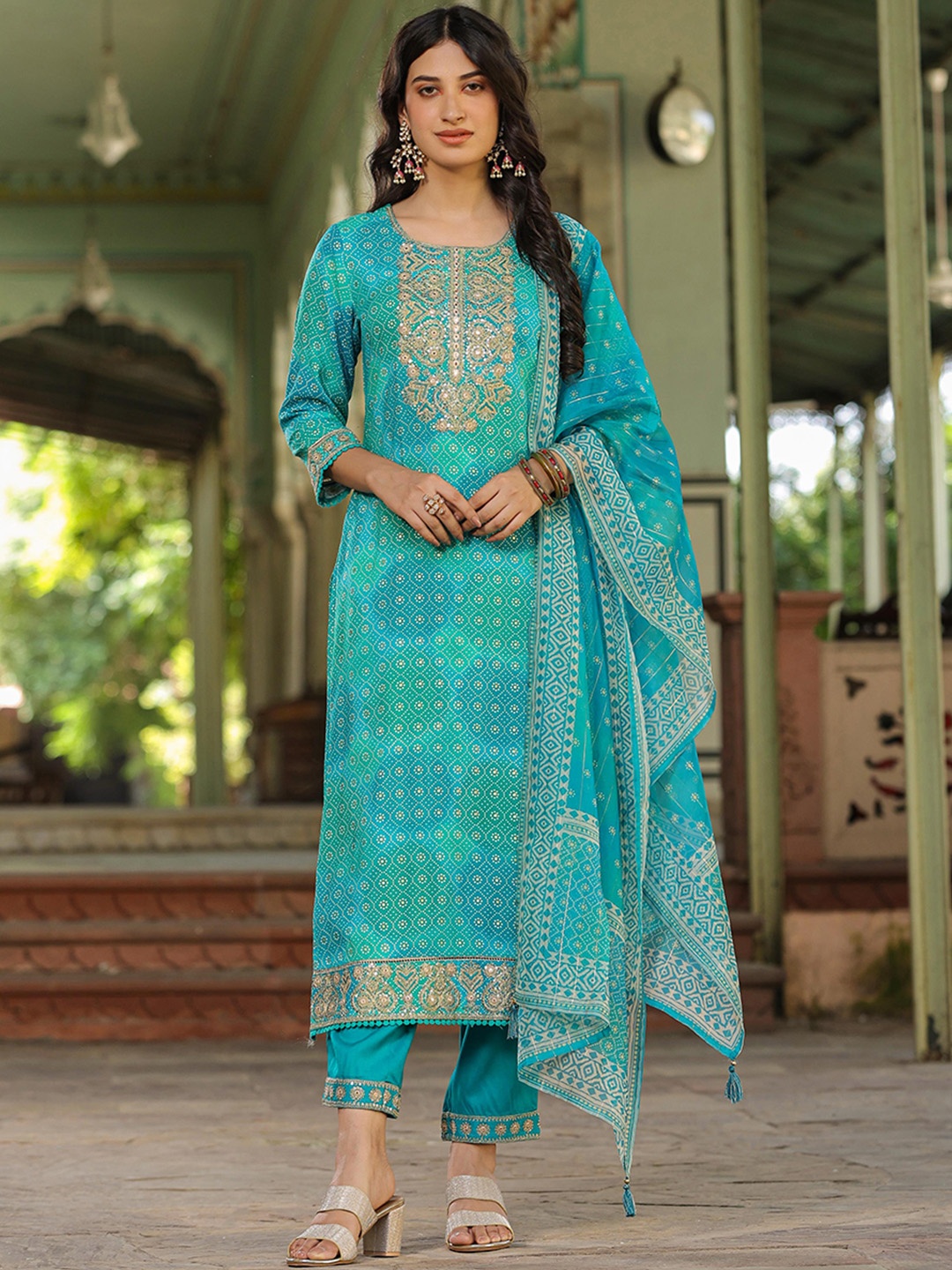 

SCAKHI Bandhani Printed Regular Thread Work Kurta with Palazzos & Dupatta, Teal