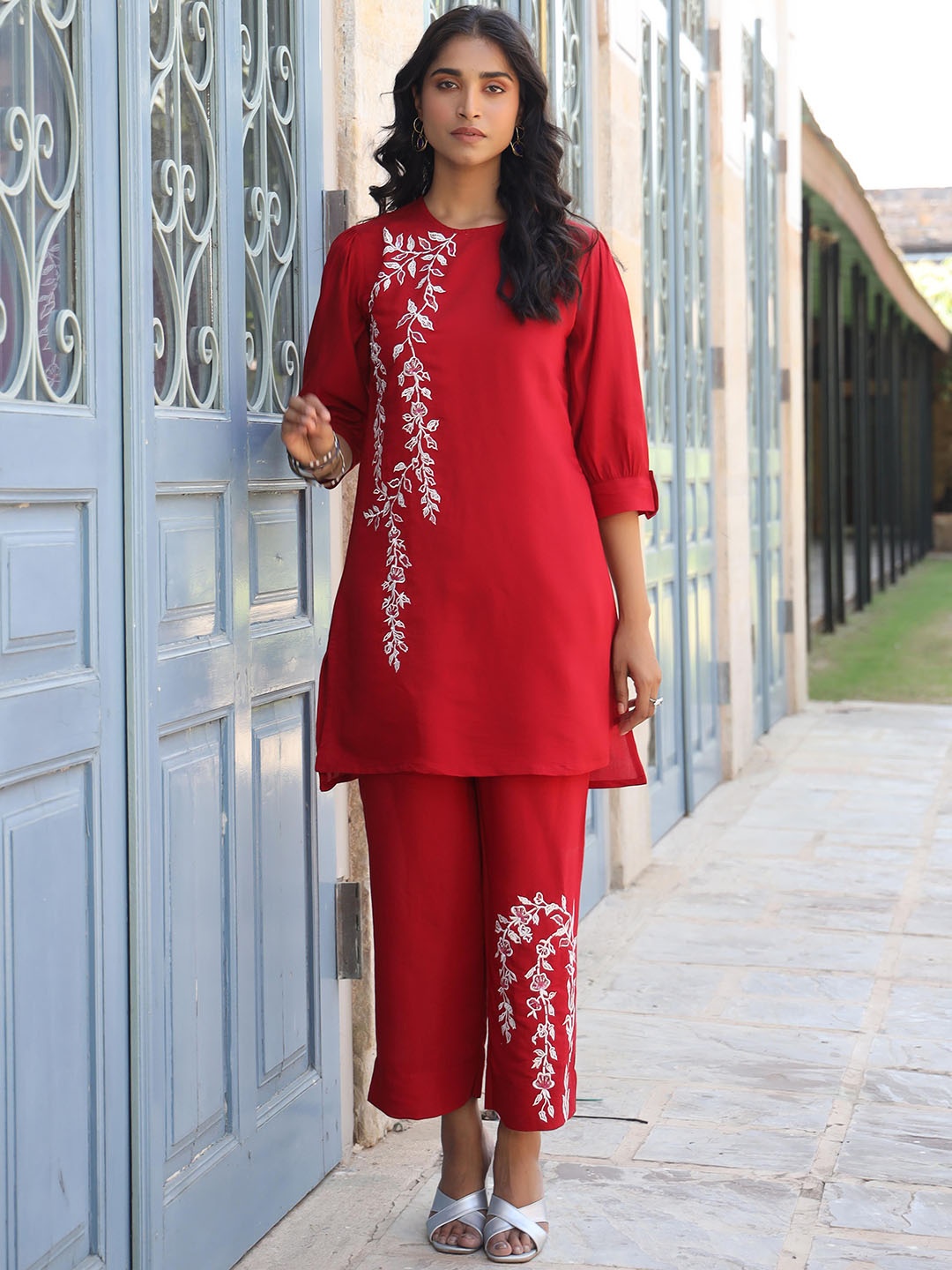 

SCAKHI Puffed Sleeves Thread Work Detail Straight Kurta With Trousers, Red