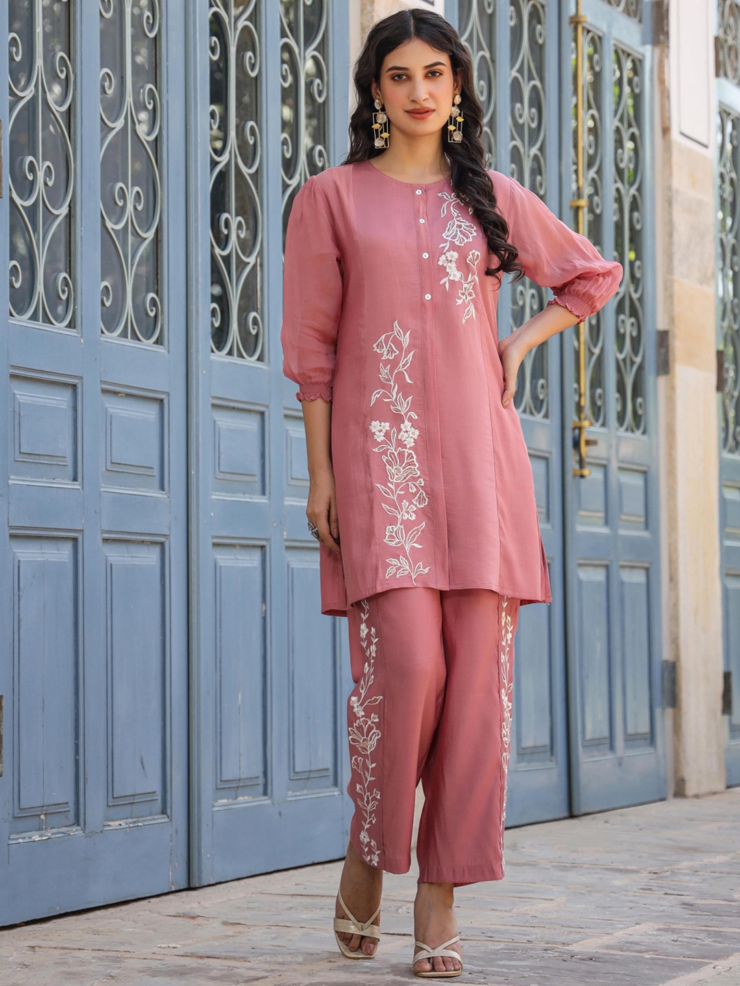 

SCAKHI Puffed Sleeves Thread Work Detail Panelled Straight Kurta With Trousers, Mauve