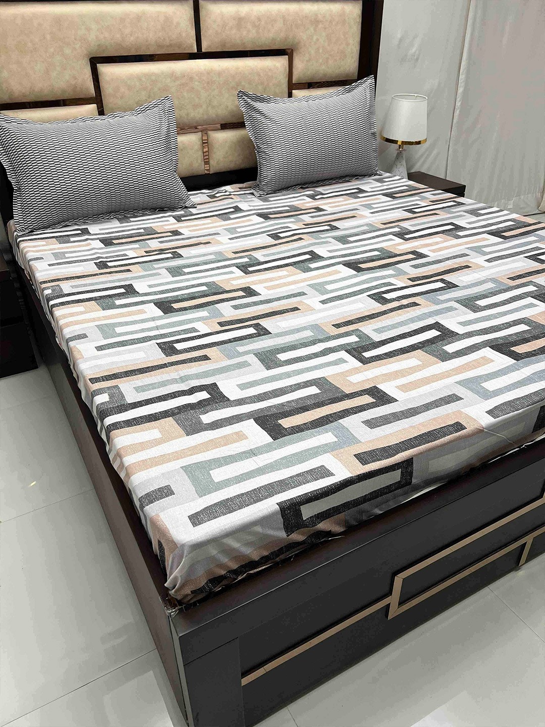 

Pure Decor Lifestyle Grey & Pink Pure Cotton 330 TC King Bedsheet with 2 Pillow Covers