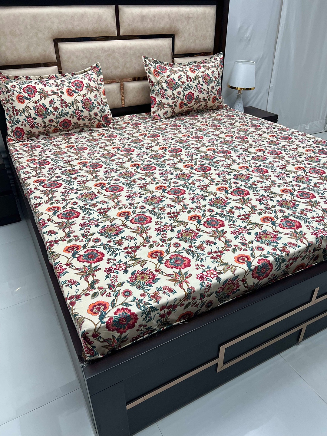 

Pure Decor Amulya White & Green Floral 240 TC Queen Bedsheet with 2 Pillow Covers