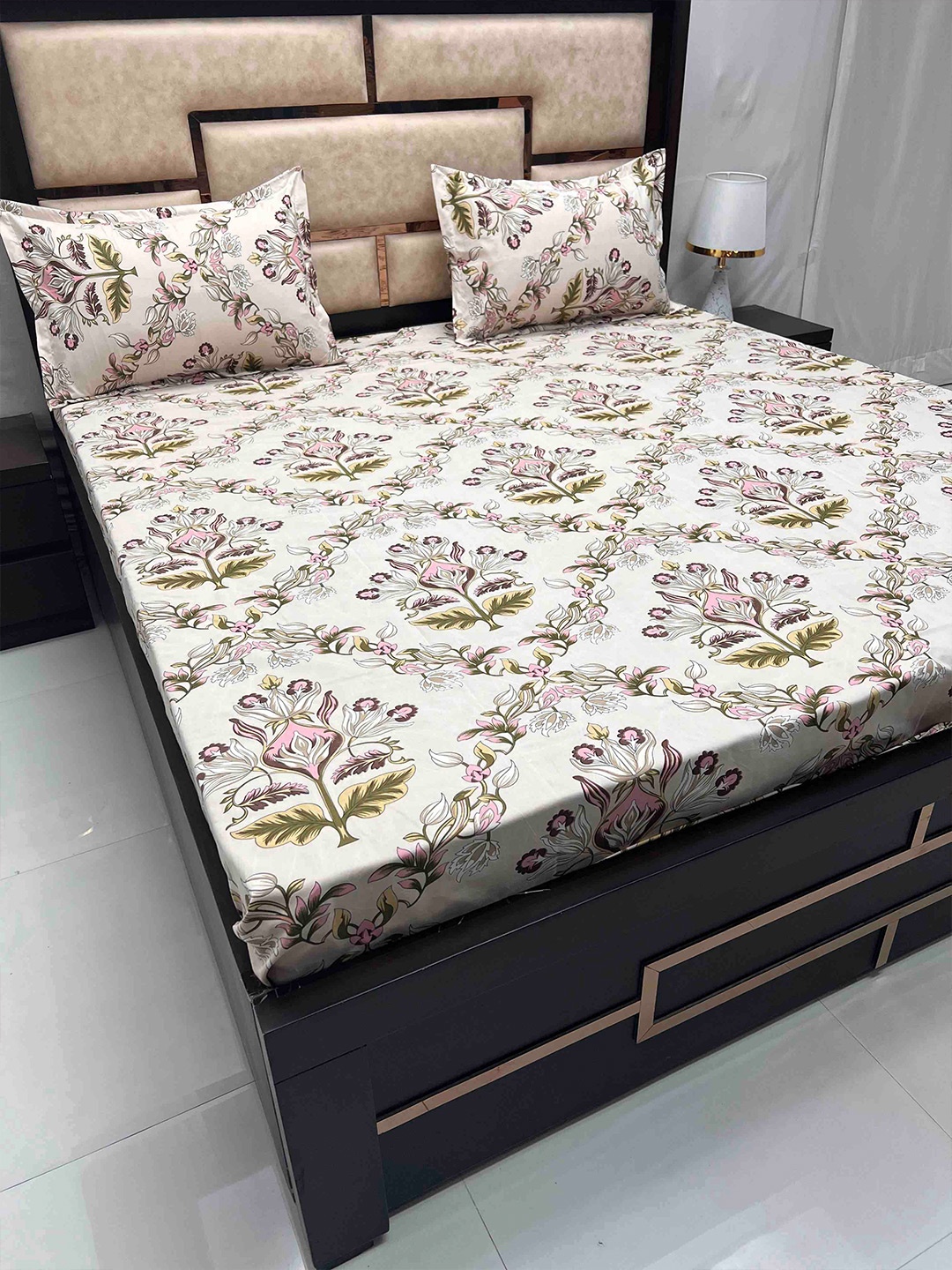 

Pure Decor Amulya Cream-Coloured & White Floral 240 TC Queen Bedsheet with 2 Pillow Covers