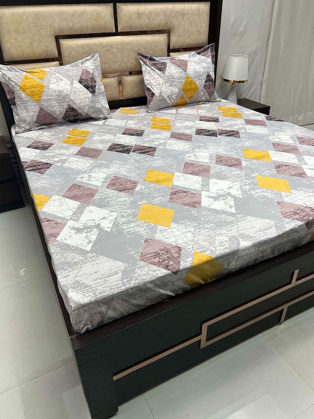 

Pure Decor Amulya Grey & White Geometric 240 TC Queen Bedsheet with 2 Pillow Covers