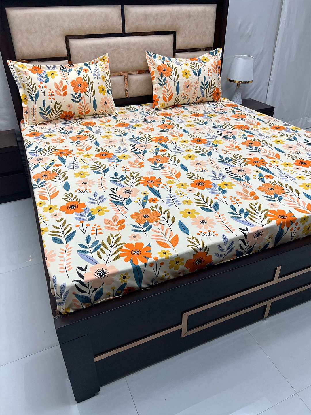 

Pure Decor Amulya White & Orange Floral 240 TC Queen Bedsheet with 2 Pillow Covers