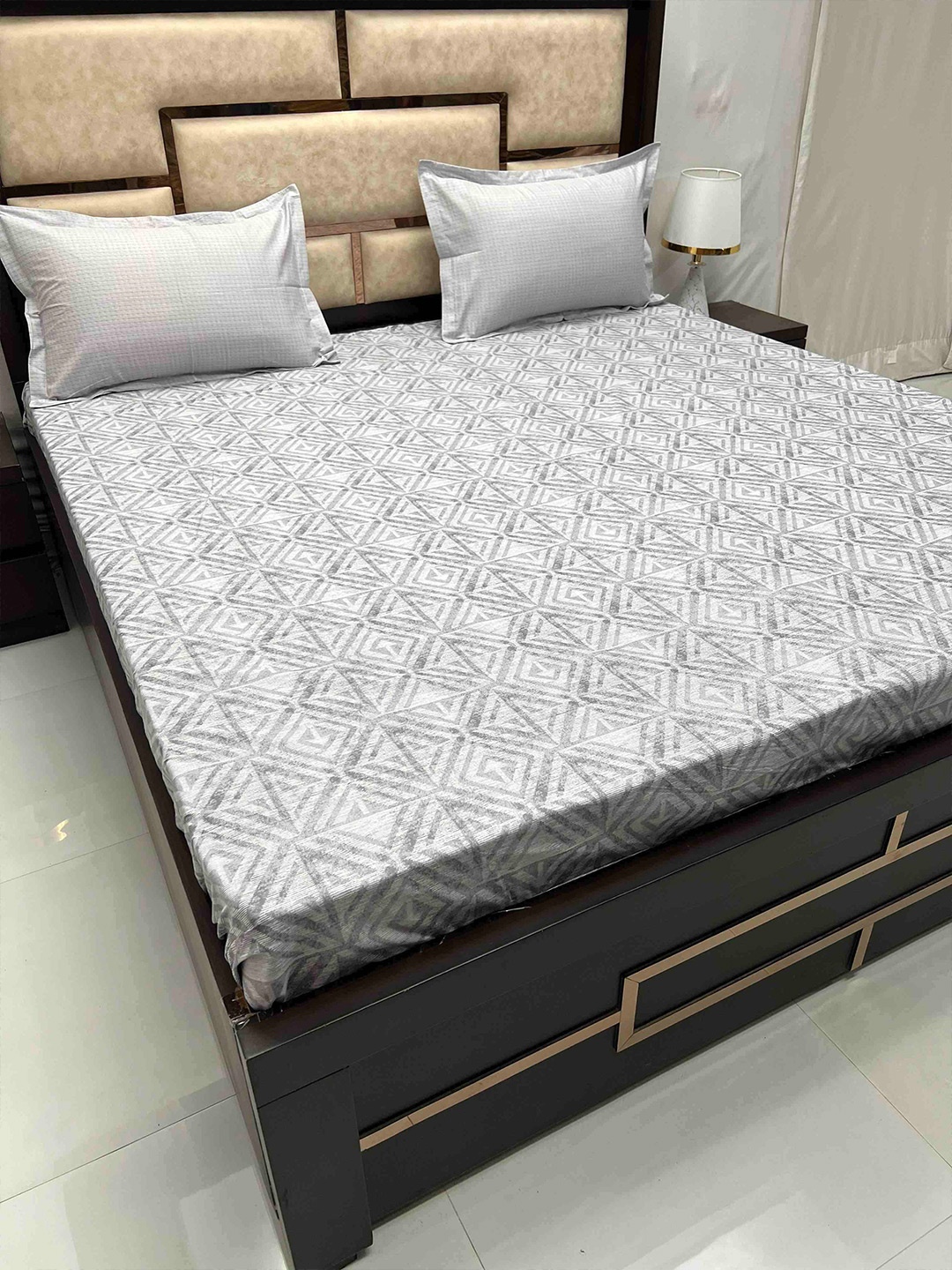 

Pure Decor Grey & White Geometric Cotton 330 TC King Bedsheet With 2 Pillow Covers