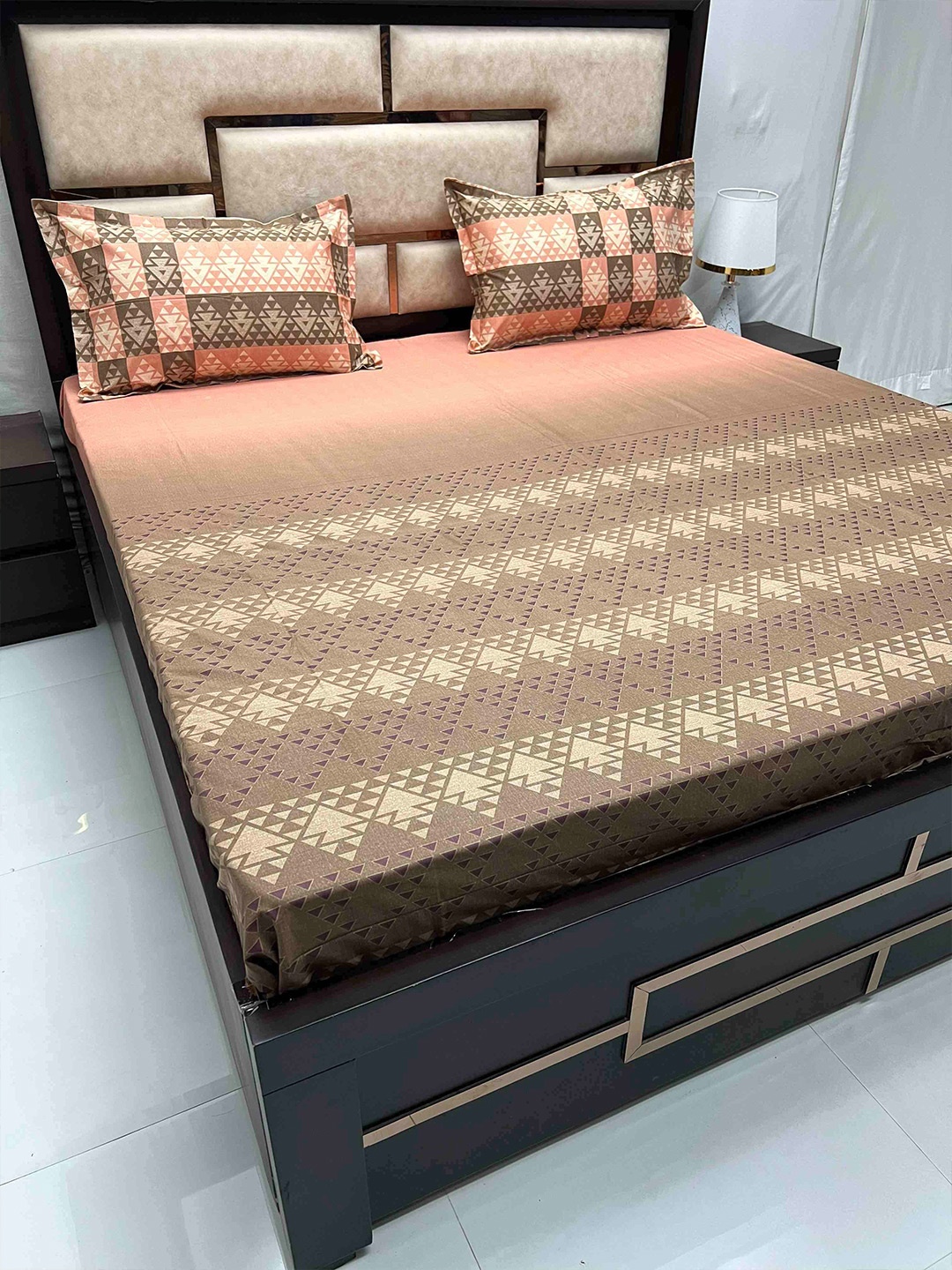 

Pure Decor Brown & Black Geometric Cotton 330 TC King Bedsheet With 2 Pillow Covers