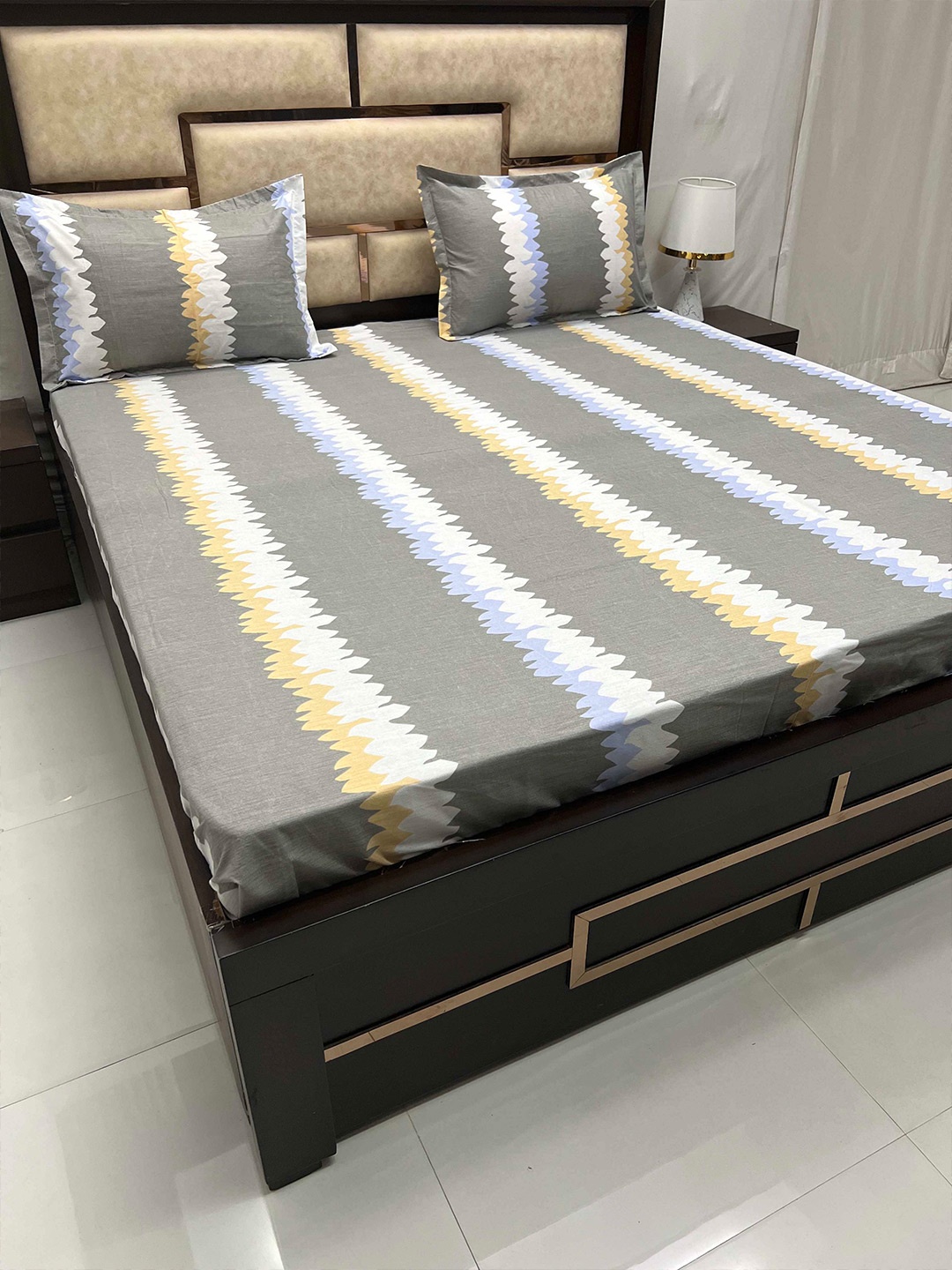 

Pure Decor Grey & White Queen Bedsheet With 2 Pillow Covers