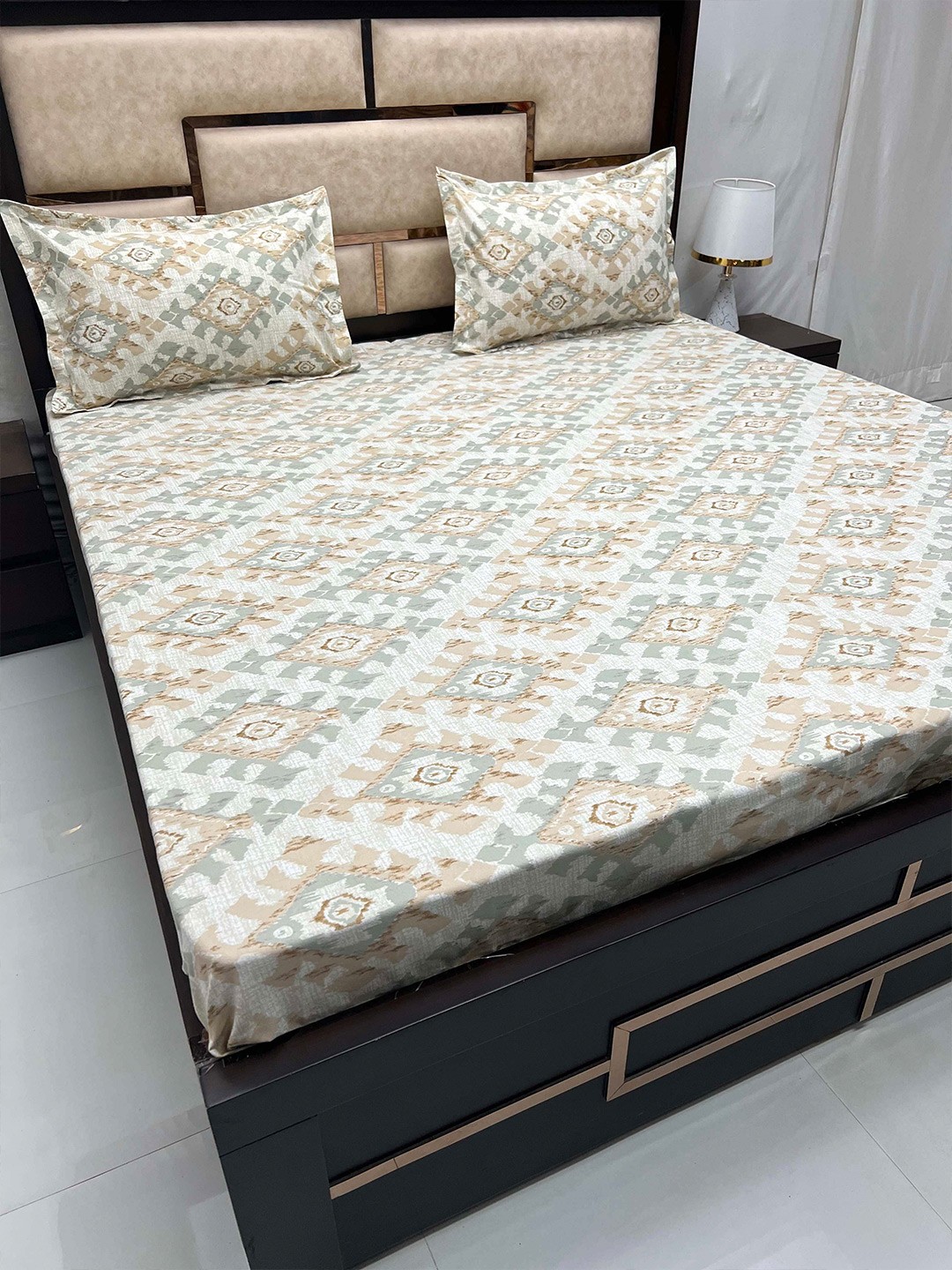 

Pure Decor Grey & Brown Geometric Queen Bedsheet With 2 Pillow Covers