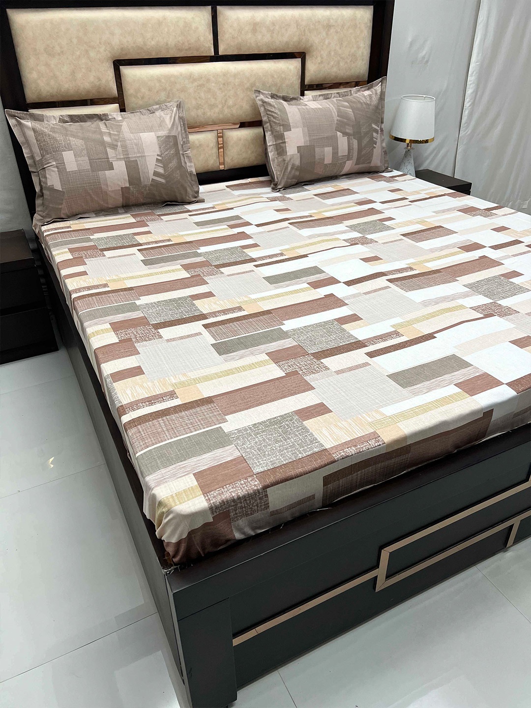 

Pure Decor Brown & White Geometric Cotton 330 TC King Bedsheet With 2 Pillow Covers