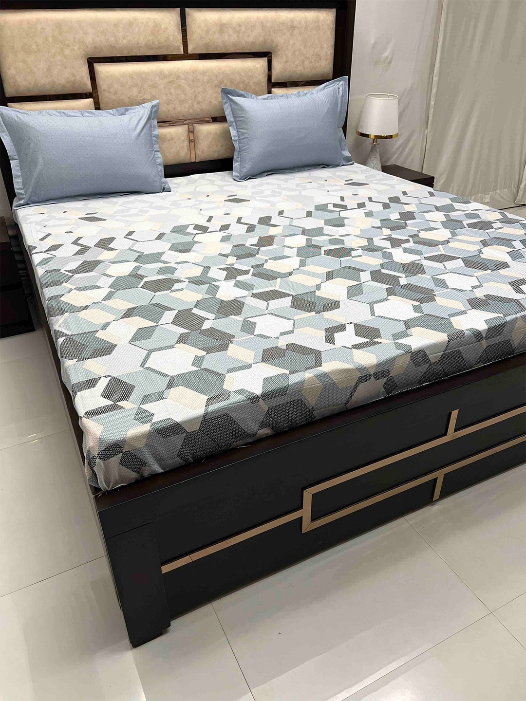 

Pure Decor Blue & White Geometric Cotton 330 TC King Bedsheet With 2 Pillow Covers