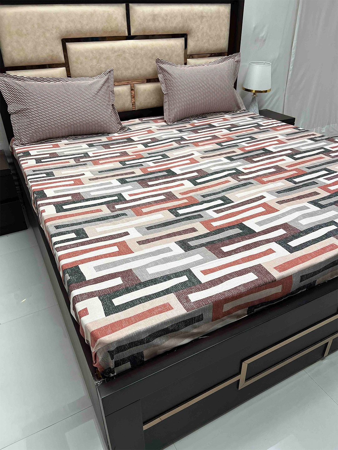 

Pure Decor Red & White Geometric Cotton 330 TC King Bedsheet With 2 Pillow Covers