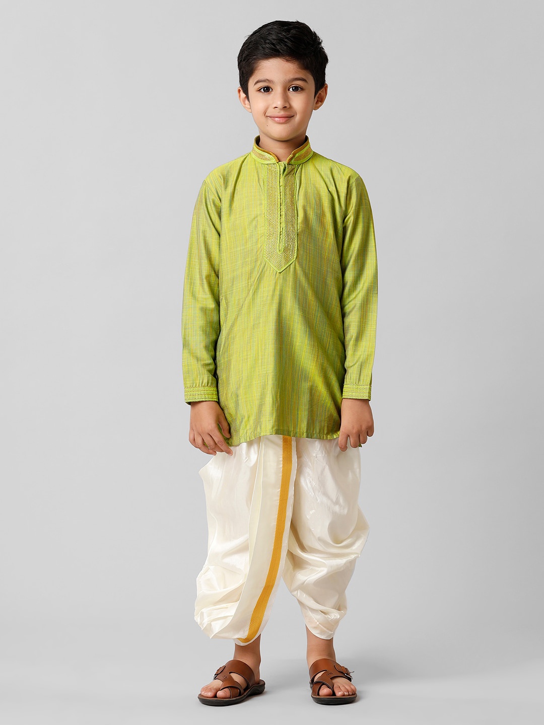 

Ramraj Boys Green Regular Thread Work Pure Cotton Kurta with Panchakacham