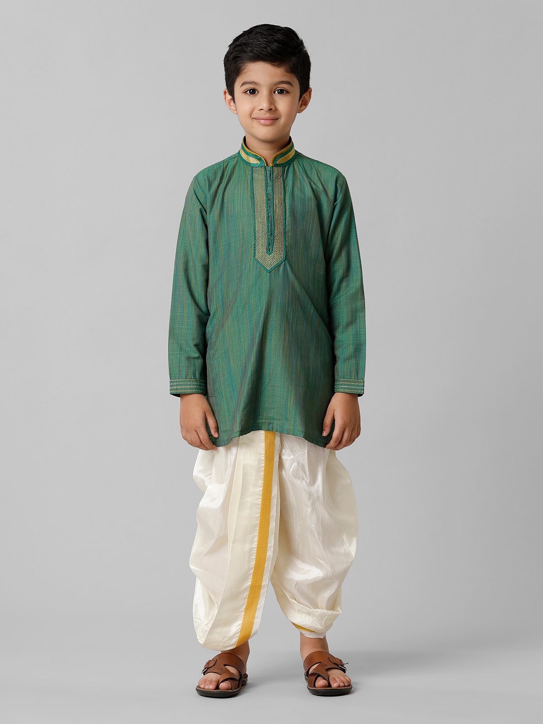 

Ramraj Boys Green Regular Thread Work Kurta with Panchakacham