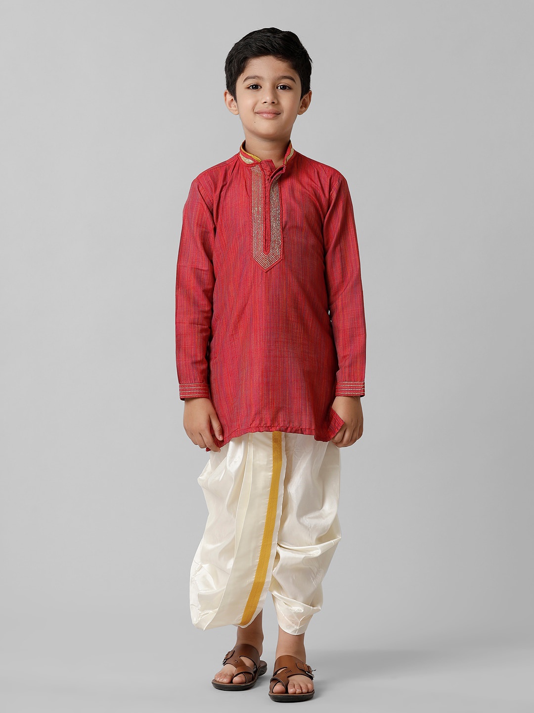 

Ramraj Boys Red Regular Thread Work Kurta with Panchakacham