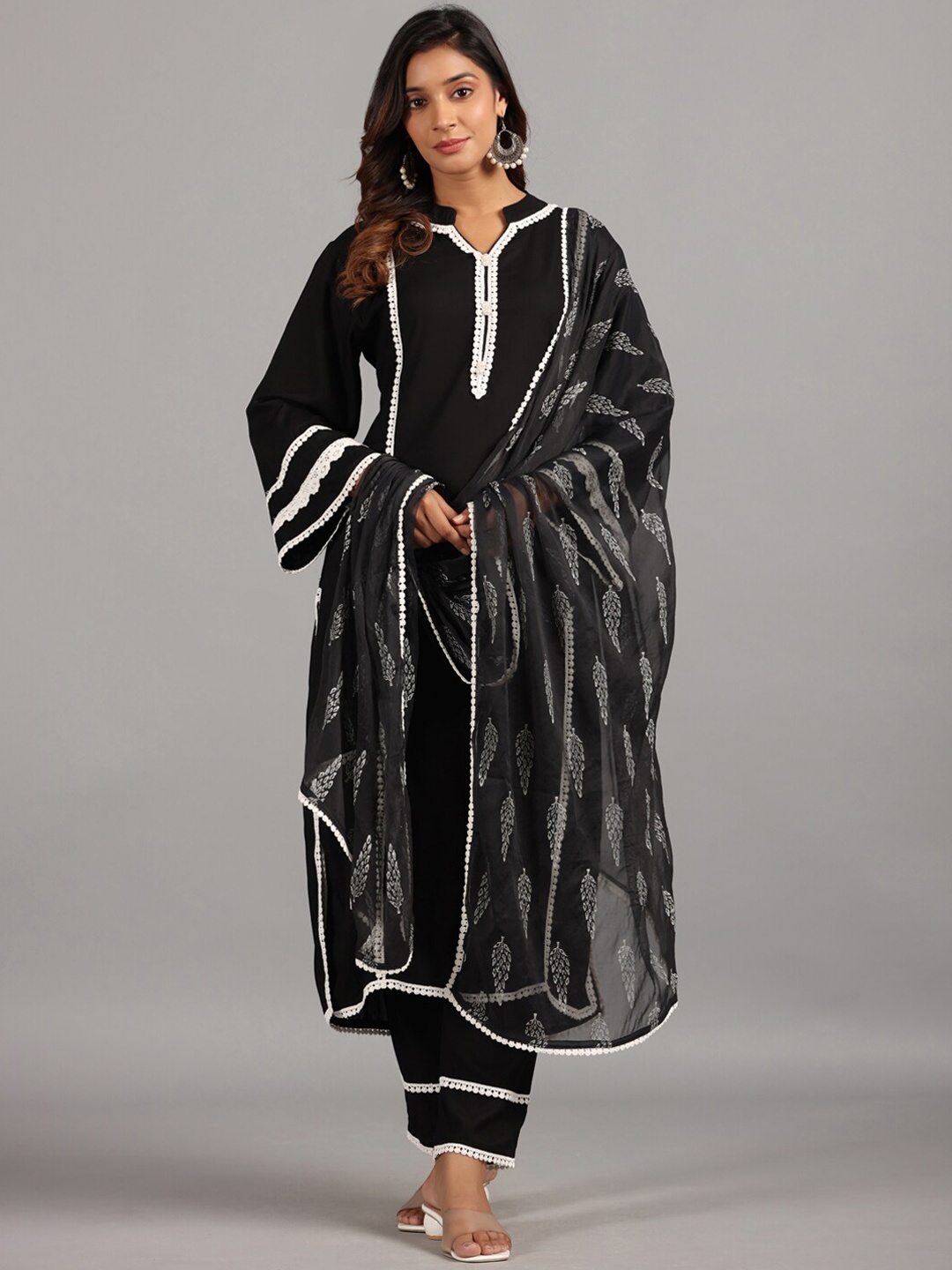 

Amchoor Mandarin Collar Regular Kurta With Trousers & Dupatta, Black