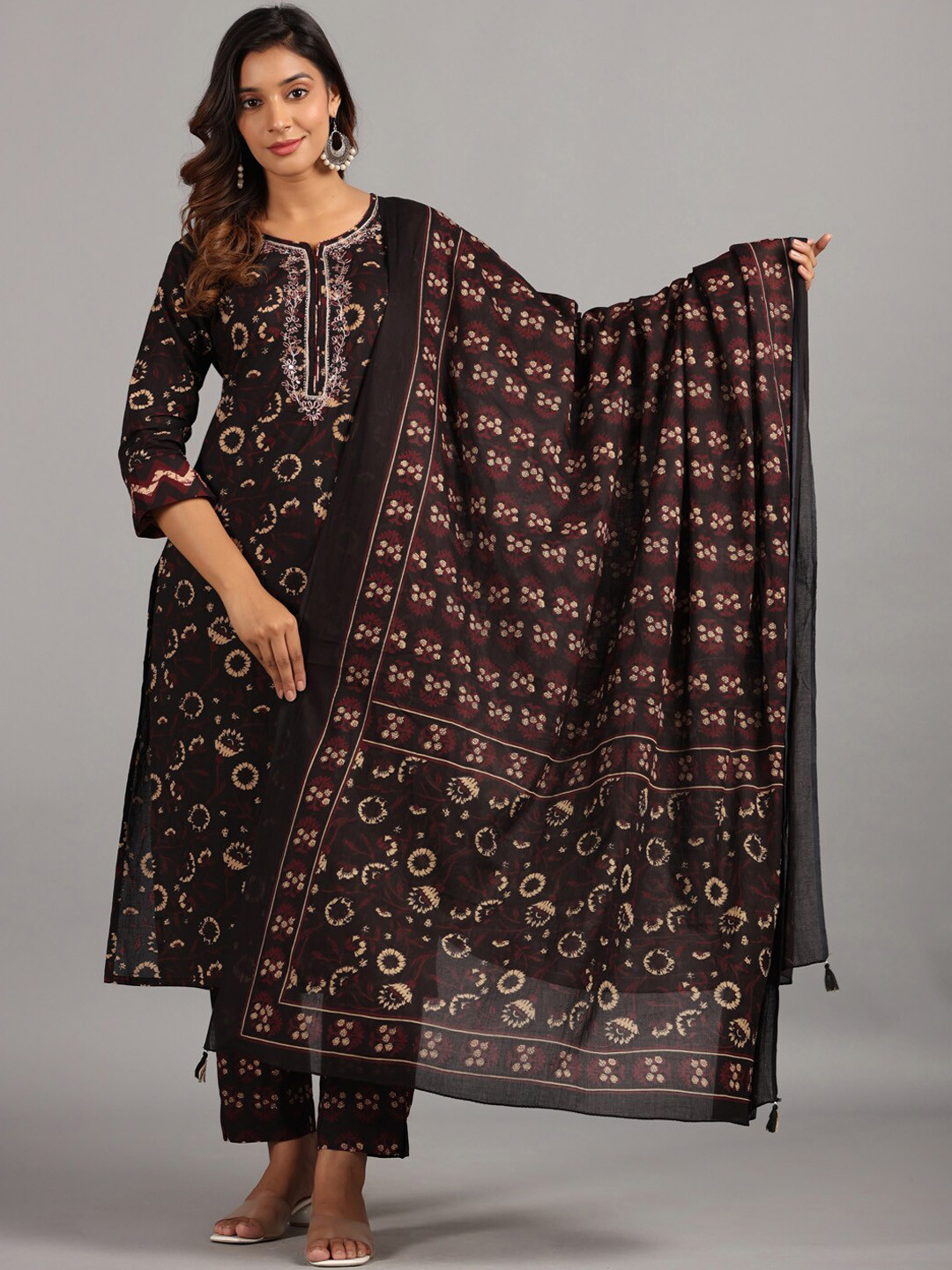 

Amchoor Floral Printed Thread Work Detailed Straight Kurta & Trousers With Dupatta, Black