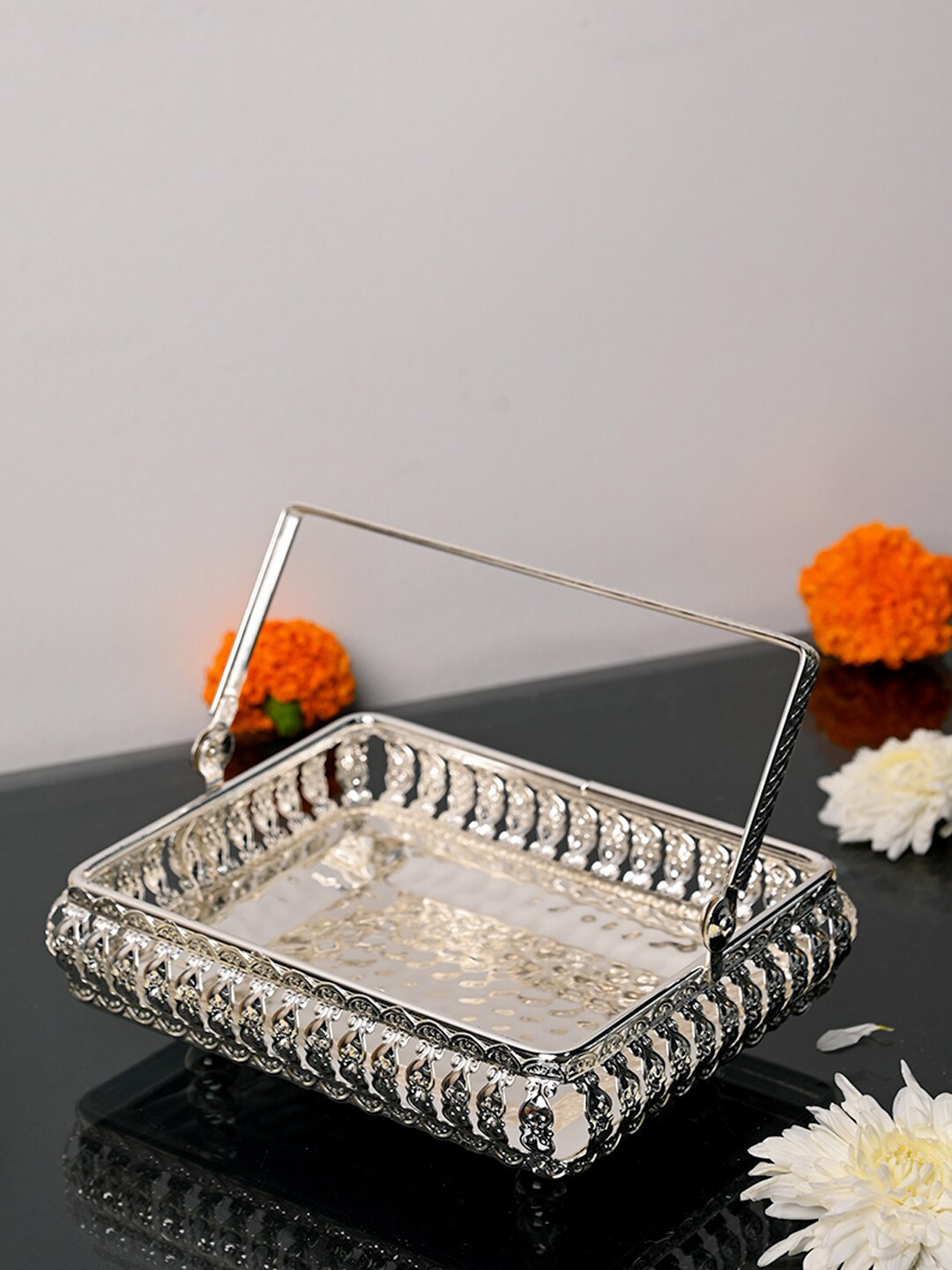 

MARKET99 Silver-Toned Floral Pattern Decorative Bowl