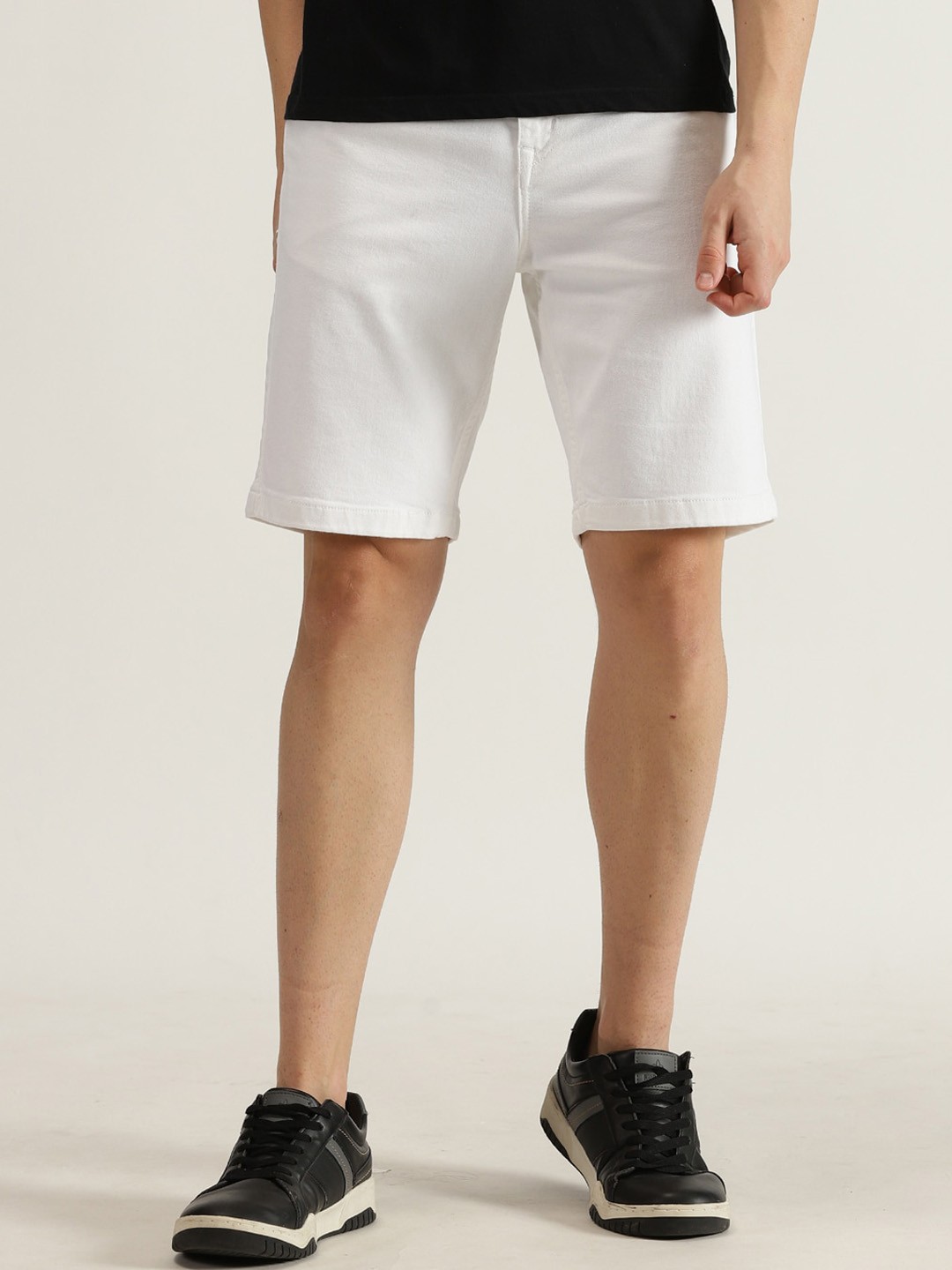 

Old Grey Men Mid Rise Cotton Shorts, White