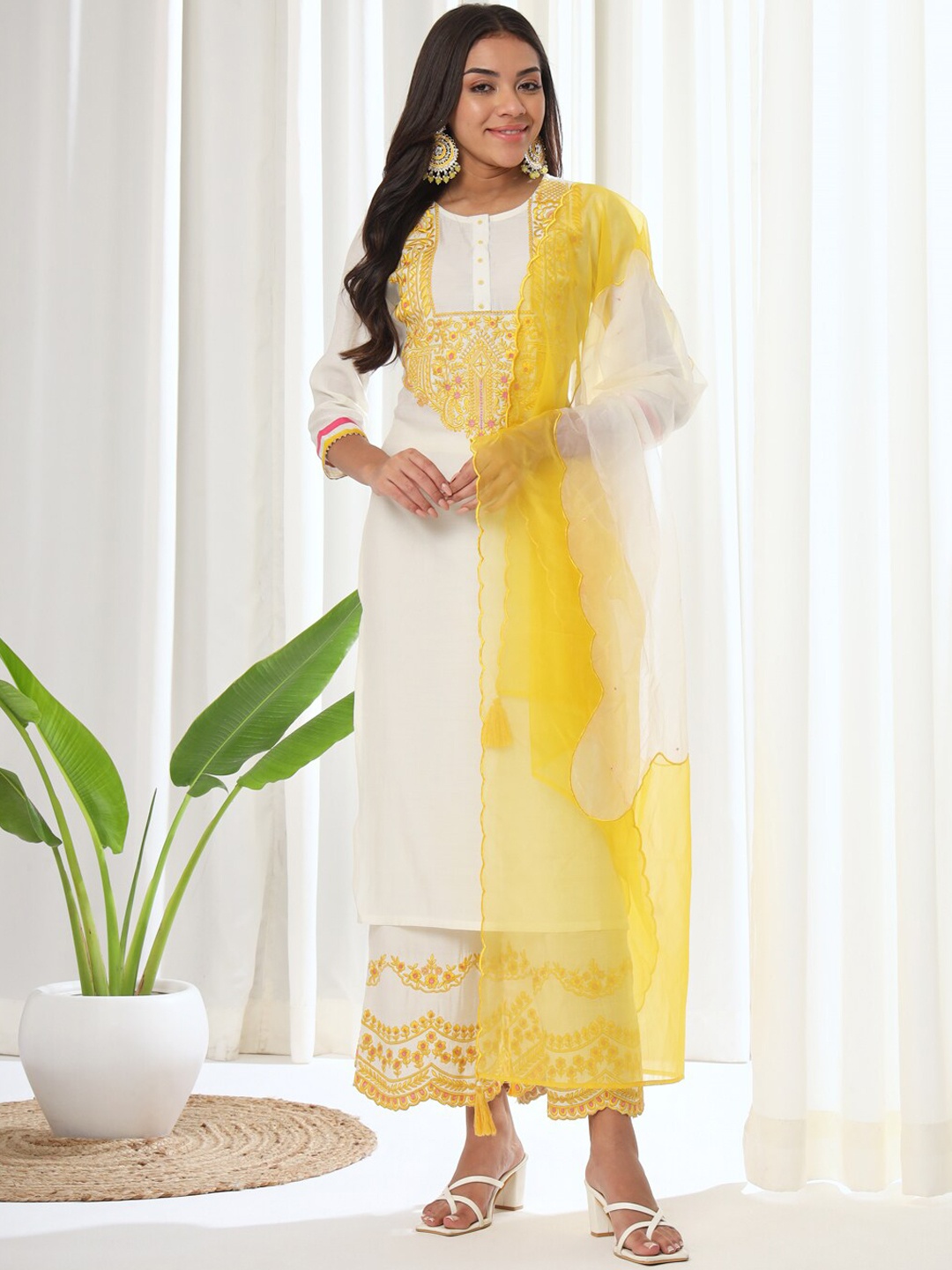 

HEEPOSH Ethnic Motifs Embroidered Gotta Patti Kurta With Palazzos & Dupatta, Cream