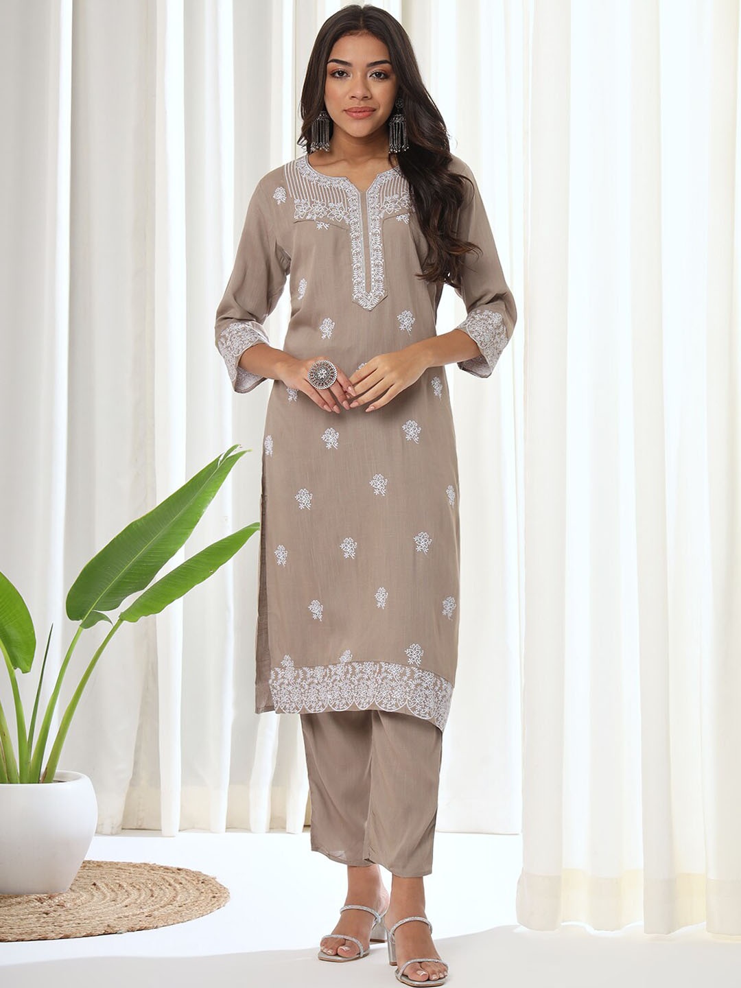 

HEEPOSH Ethnic Motifs Embroidered Thread Work Kurta with Trousers, Grey