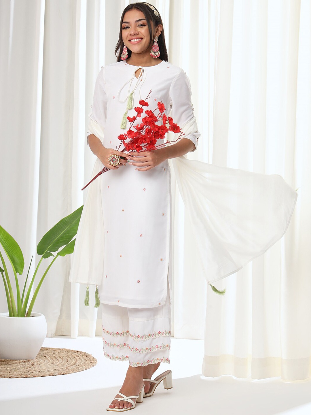 

HEEPOSH Floral Embroidered Tie-Up Neck Thread Work Straight Kurta & Palazzos With Dupatta, Cream