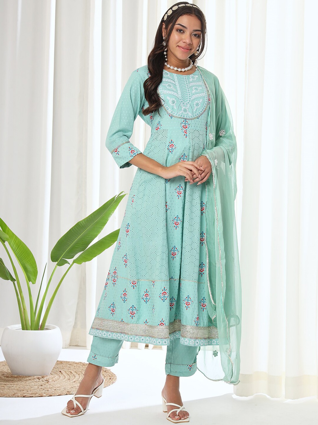 

HEEPOSH Floral Printed Regular Thread Work Kurta With Trousers & Dupatta, Sea green