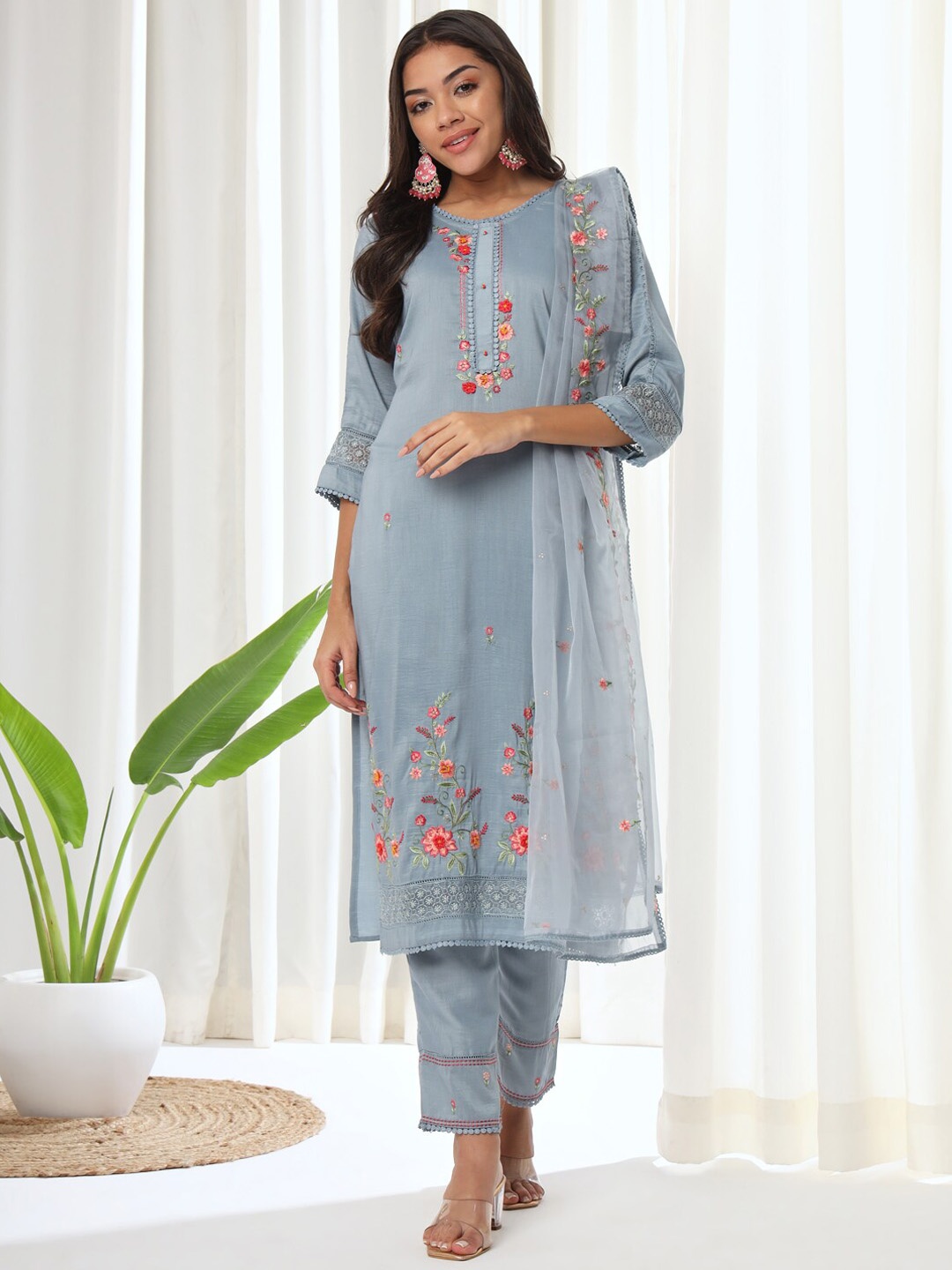 

HEEPOSH Floral Embroidered Regular Thread Work Kurta With Trousers & Dupatta, Blue