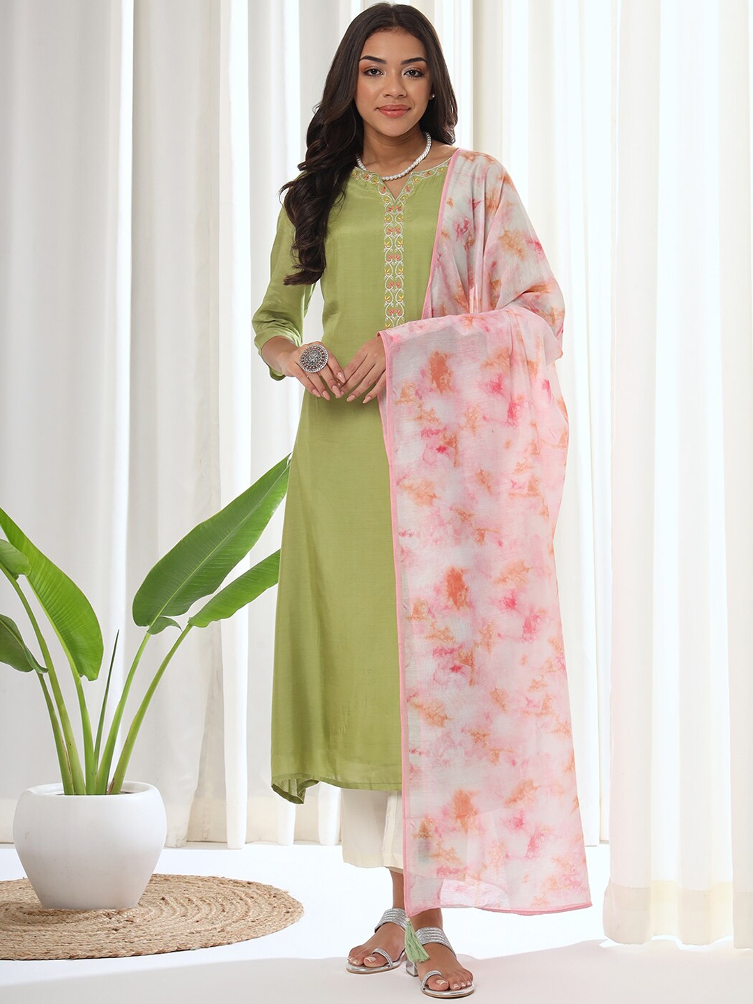 

HEEPOSH Floral Yoke Design Thread Work Kurta & Trousers With Dupatta, Green