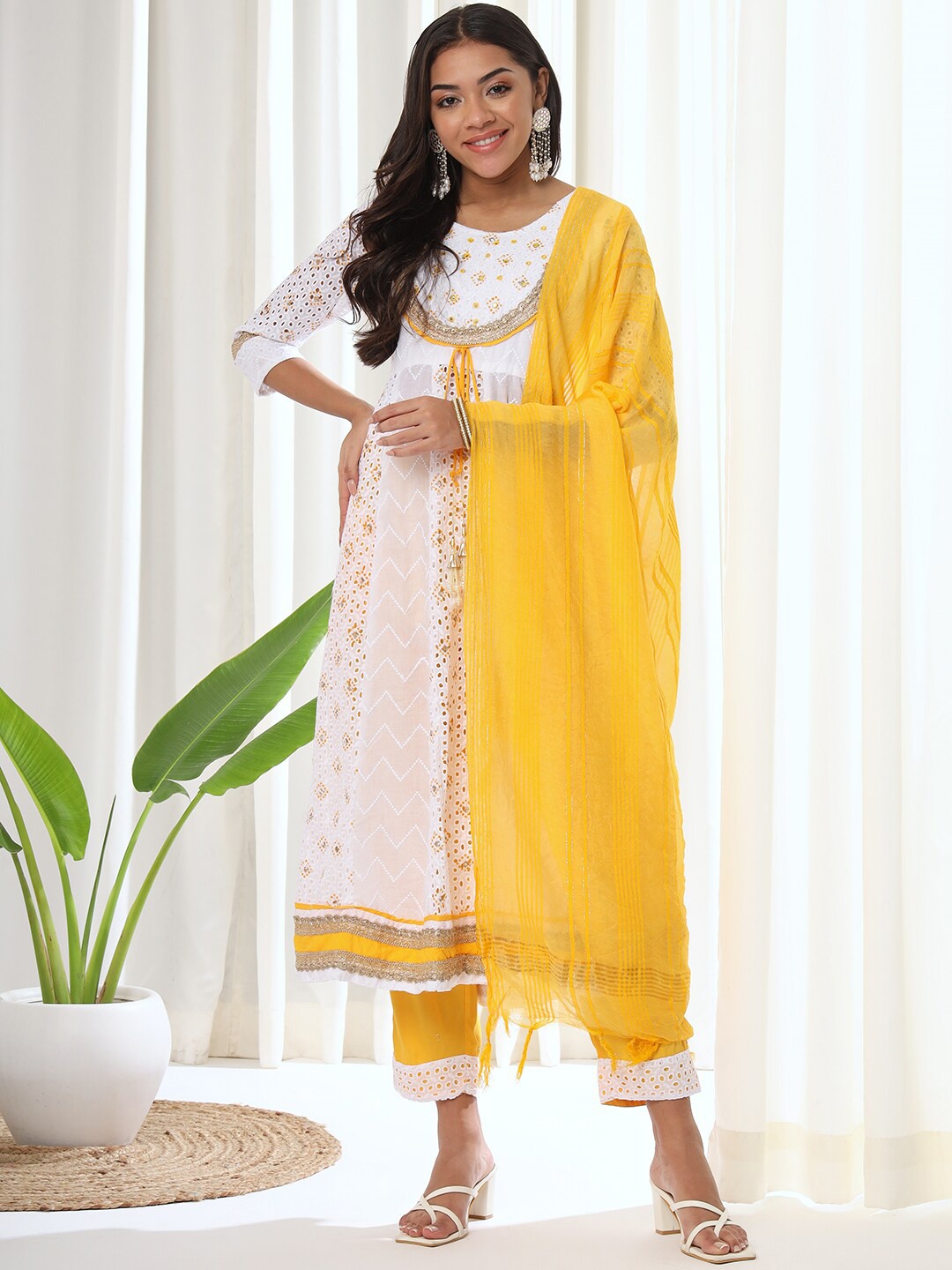 

HEEPOSH Self Design Schiffli Kurta & Trousers With Dupatta, White