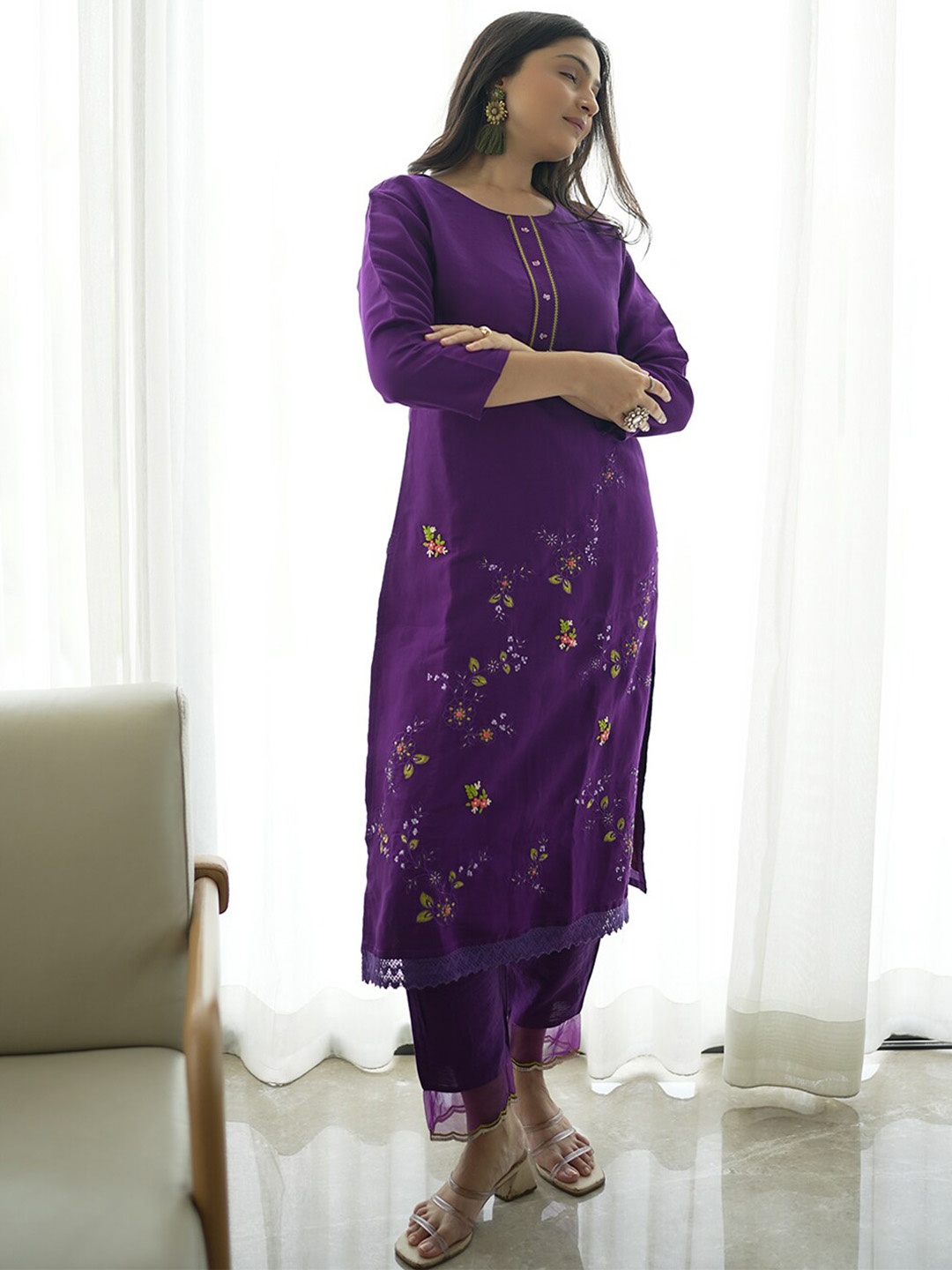 

HEEPOSH Floral Embroidered Thread Work Straight Kurta & Trousers With Dupatta, Purple