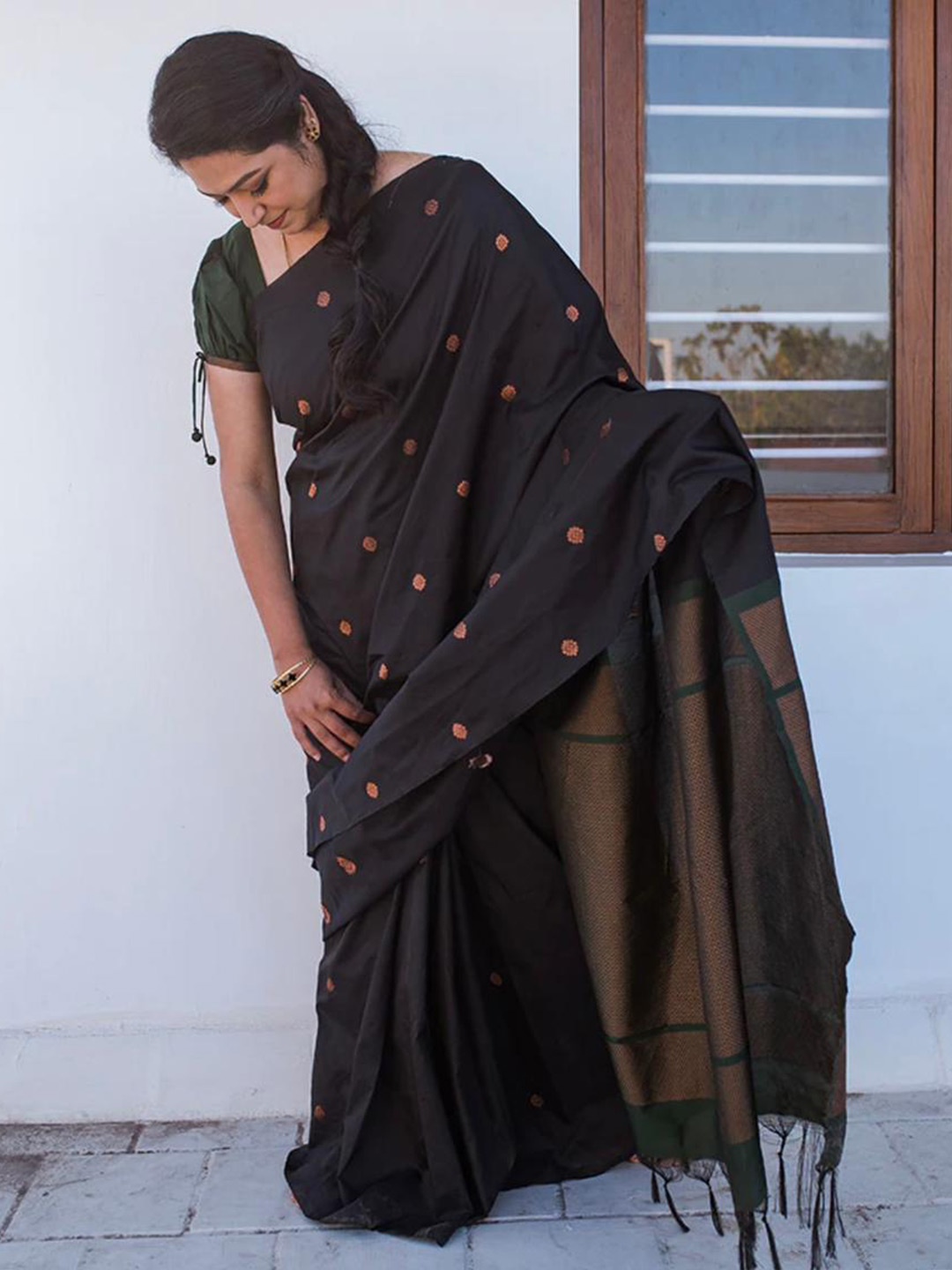 

TIEXA Woven Design Zari Pure Silk Banarasi Saree, Black
