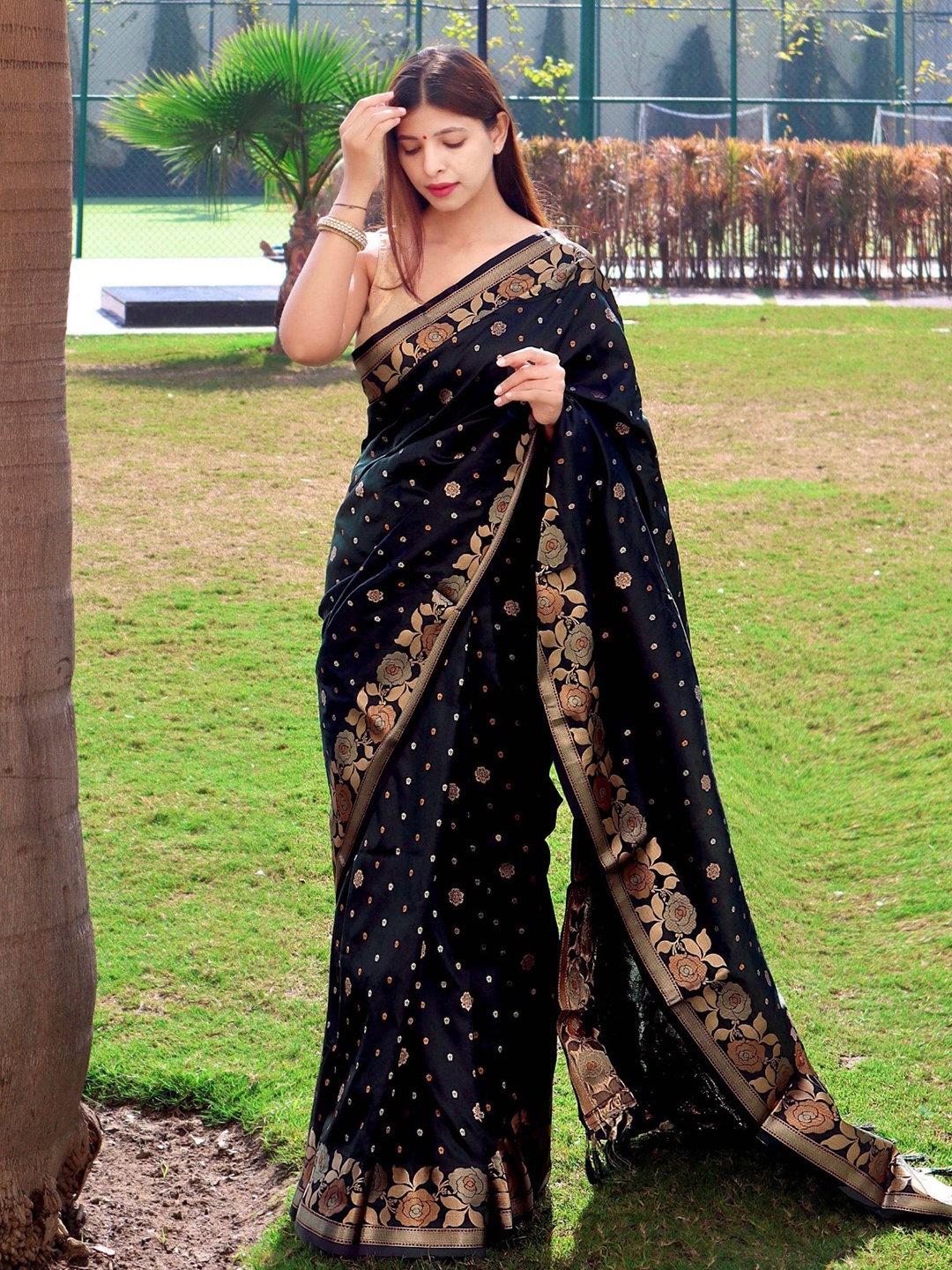 

TIEXA Floral Woven Design Zari Pure Silk Banarasi Saree, Black