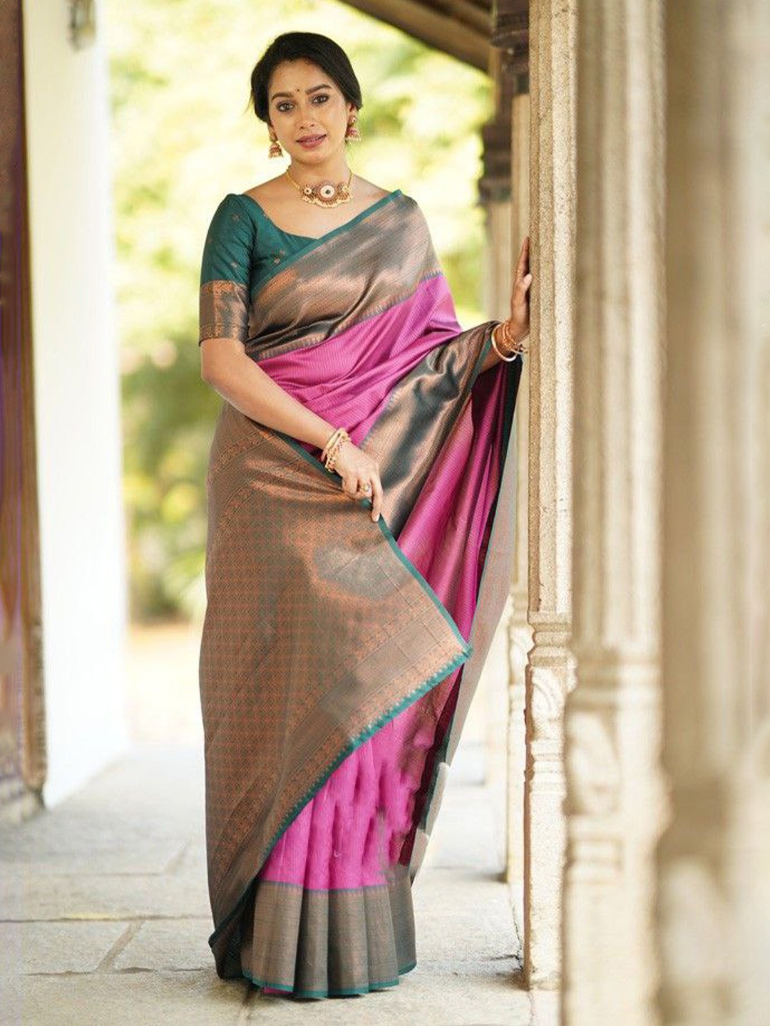 

TIEXA Ethnic Motifs Woven Design Zari Banarasi Saree, Magenta