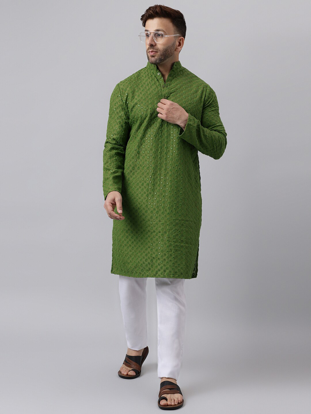 

Vgyaan Ethnic Motifs Sequinned Embroidered Regular Kurta With Pyjamas, Green