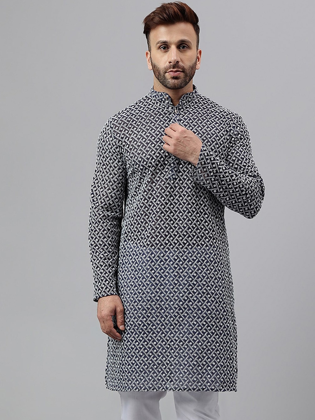 

Vgyaan Geometric Embroidered Straight Kurta, Blue