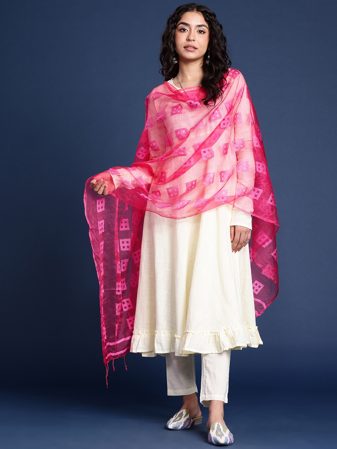 

Taavi Woven Design Dupatta, Pink
