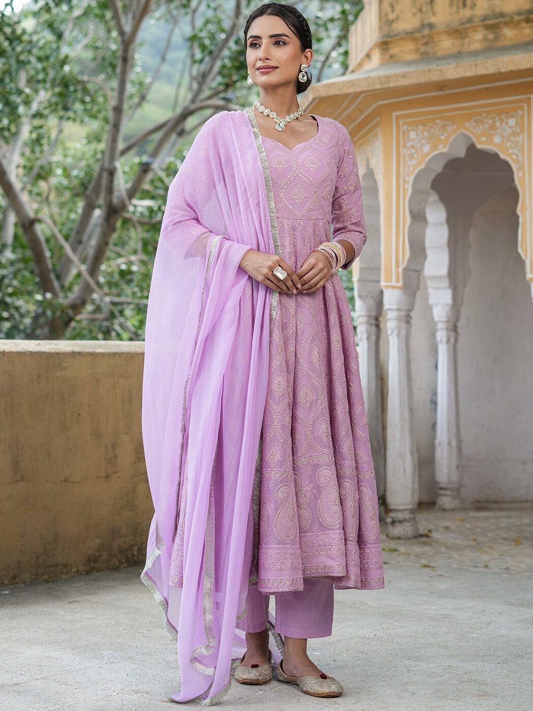 

EverBloom Ethnic Motifs Embroidered Thread Work Kurta & Trousers With Dupatta, Lavender
